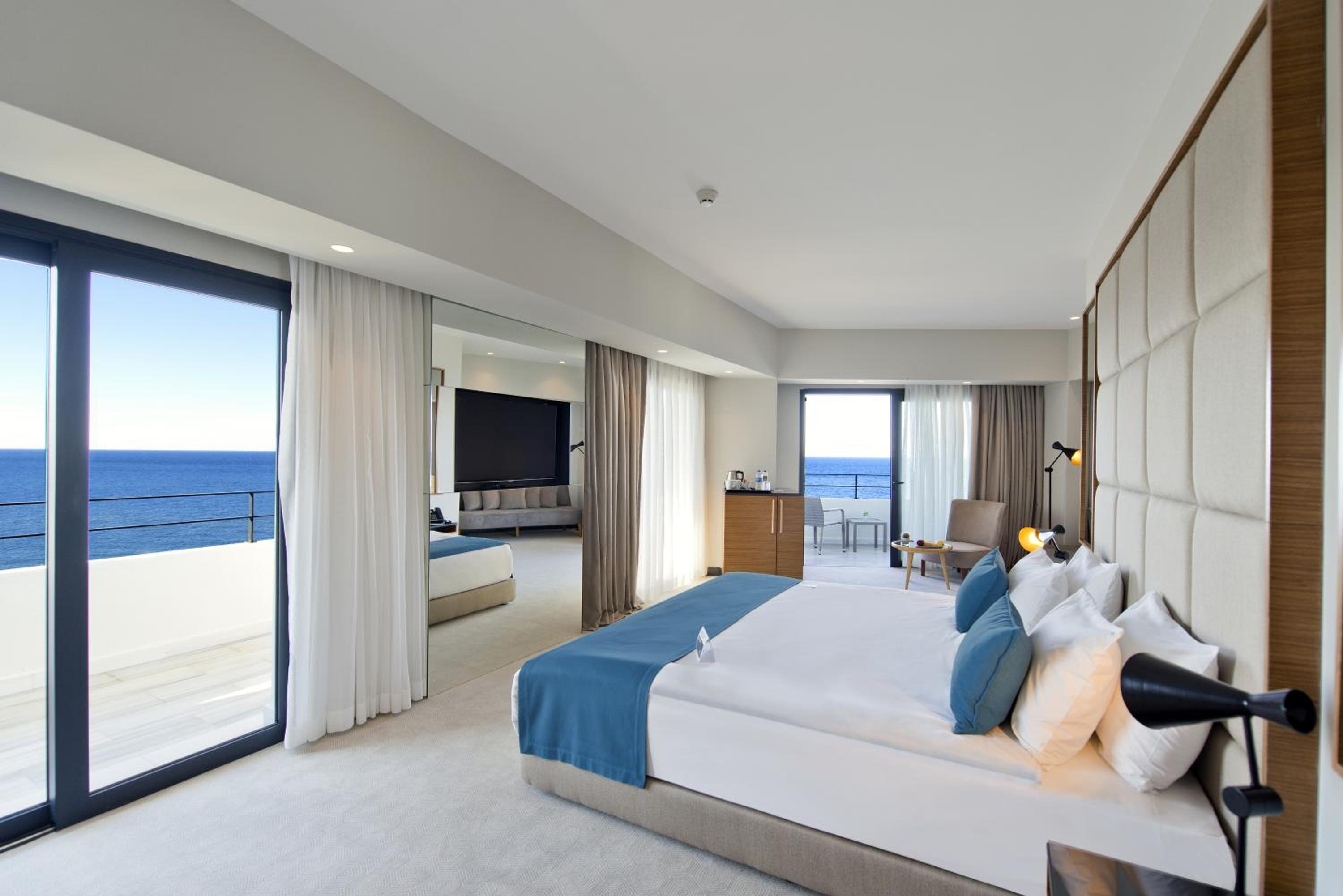 Corner Suite with Sea View - Photo 1