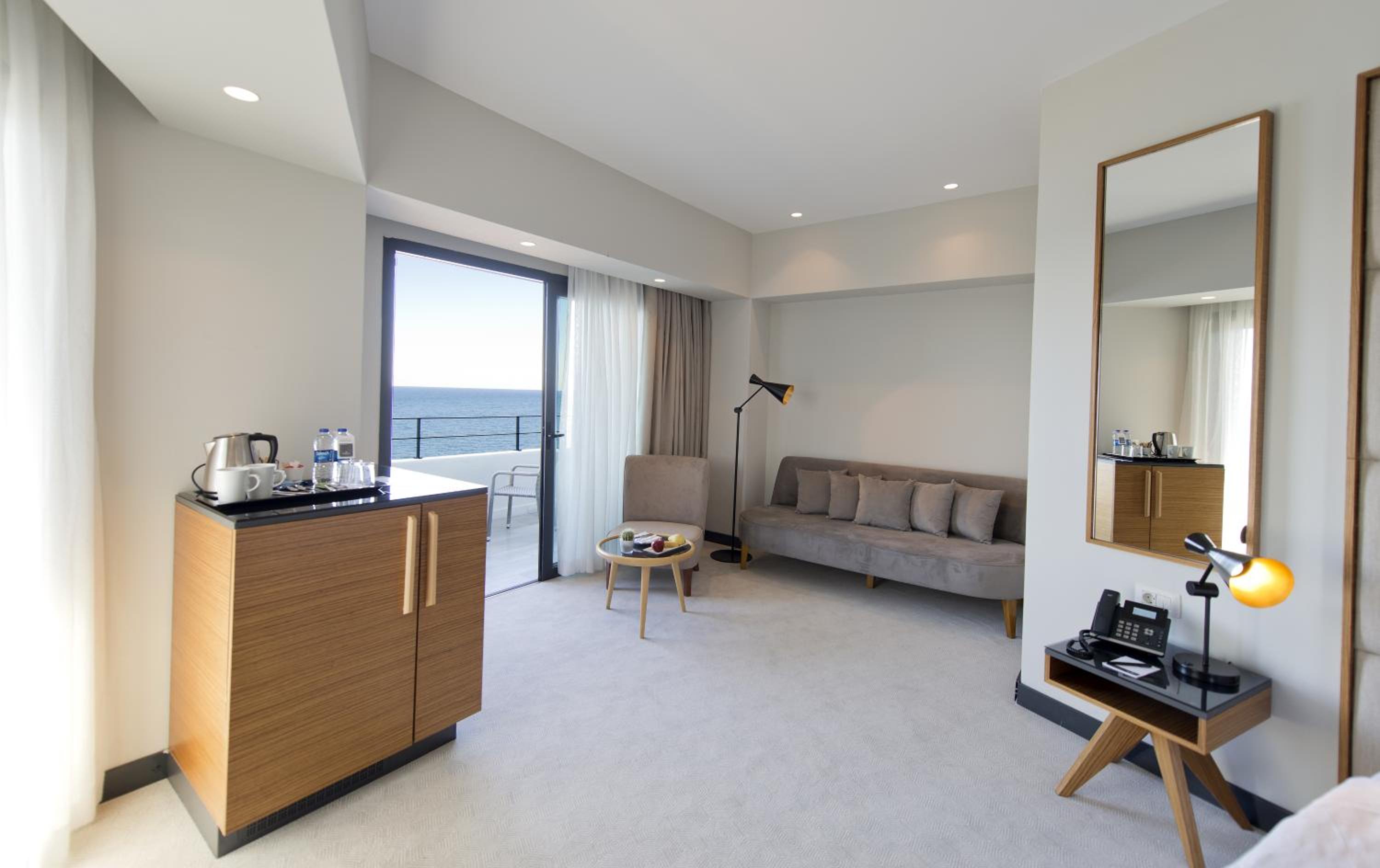 Corner Suite with City View - Photo 4