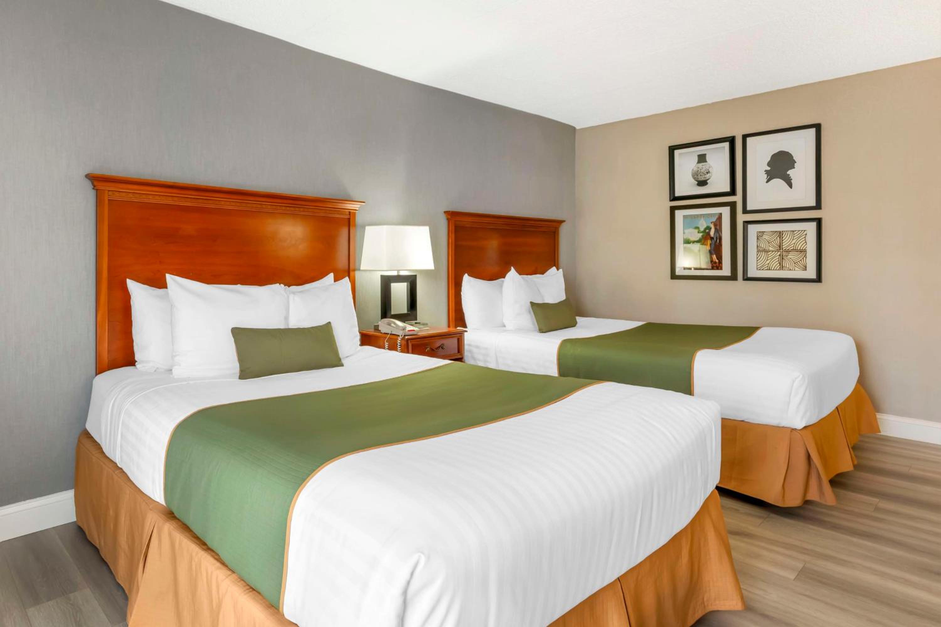 Queen Room with Two Queen Beds - Non-Smoking - Photo 1