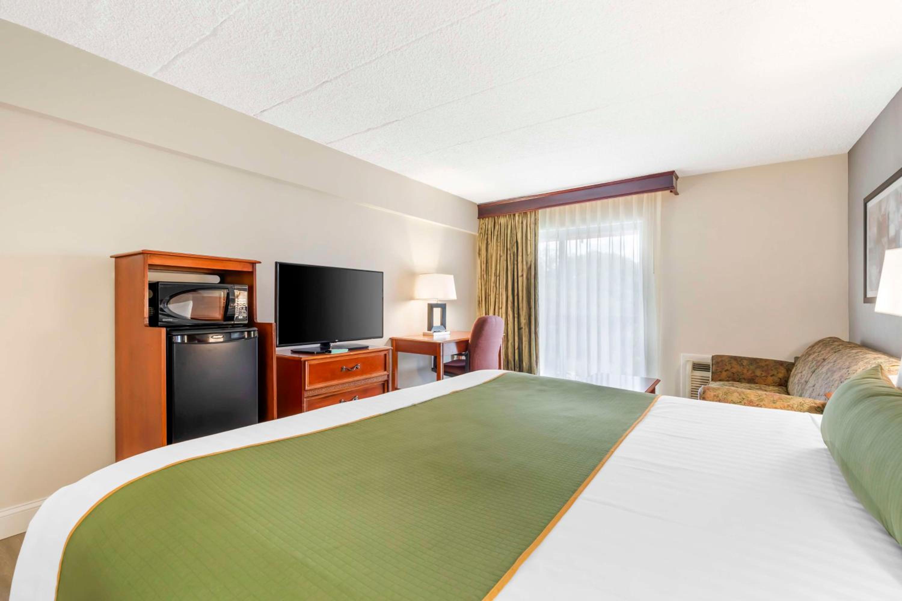 King Room with Sofa Bed - Non-Smoking - Photo 2