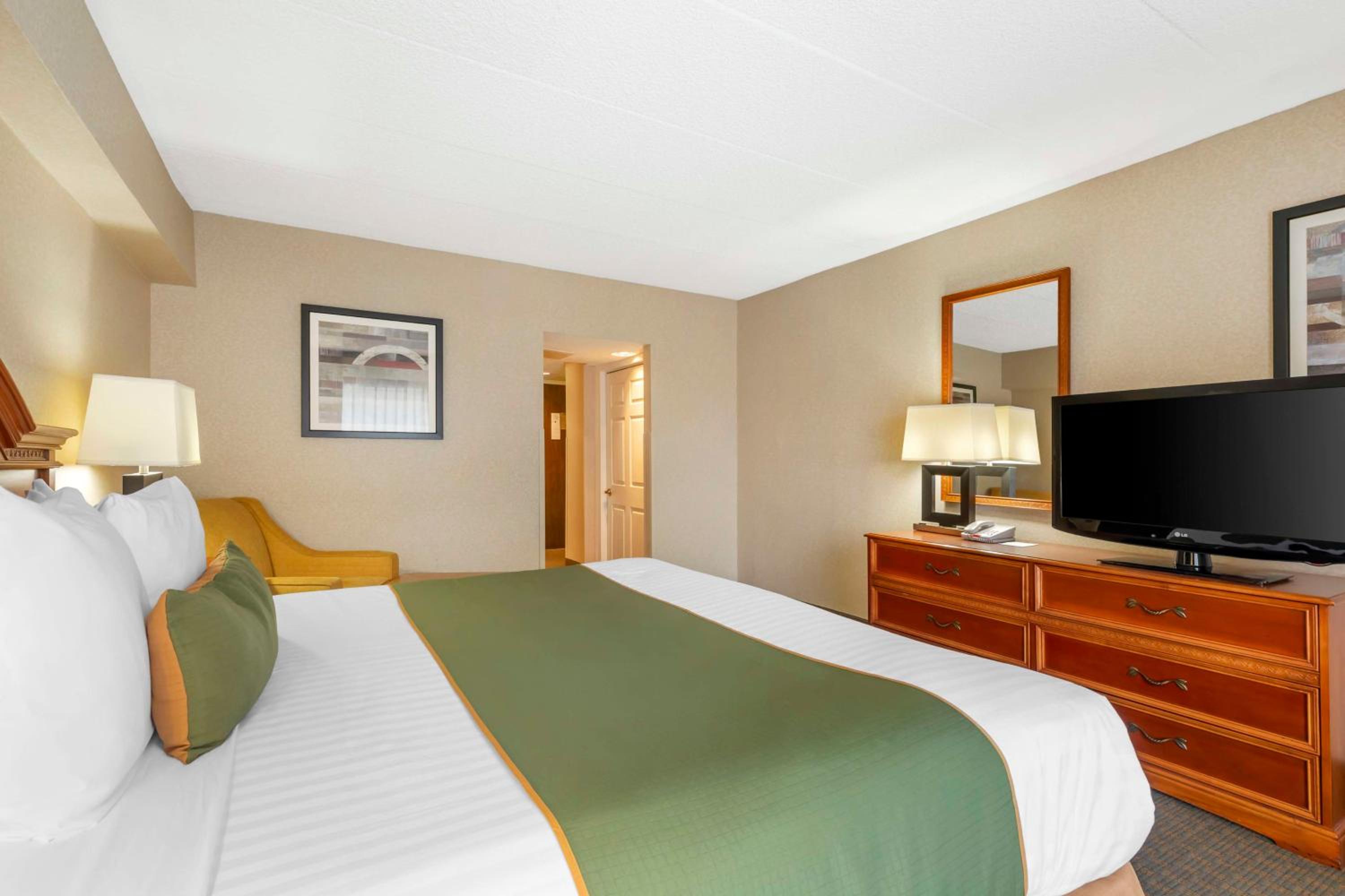 King Suite - Non-Smoking - Photo 3