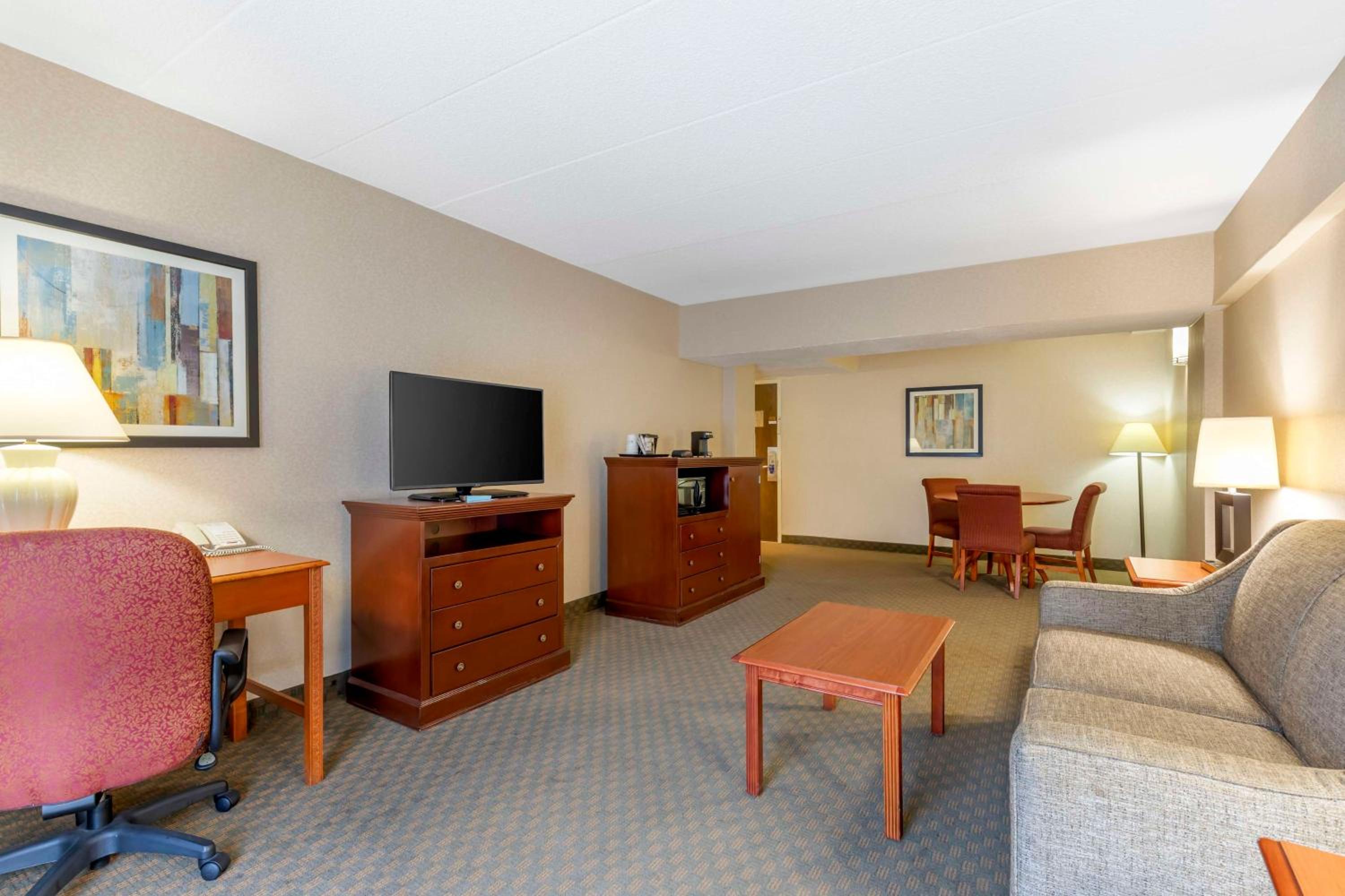 King Suite - Non-Smoking - Photo 2