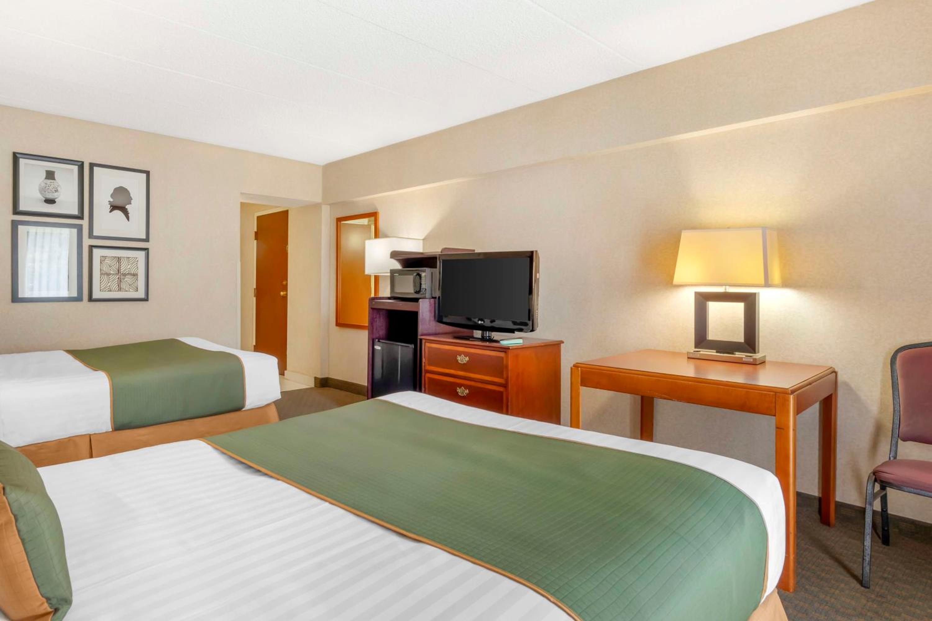 Double Room with Two Double Beds and Roll-in Shower - Mobility Access - Photo 1
