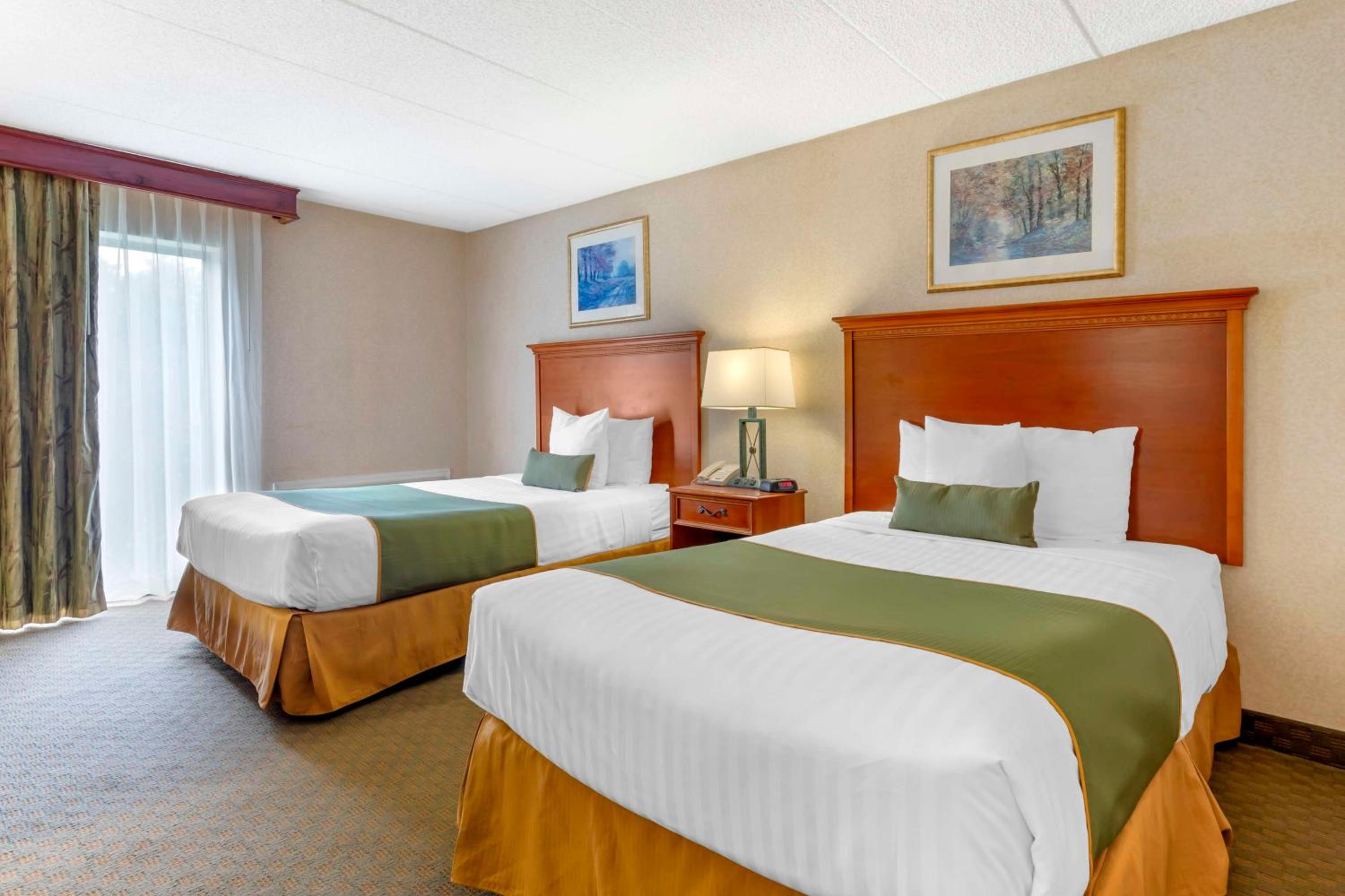 Double Room with Two Double Beds and Roll-in Shower - Mobility Access - Photo 3