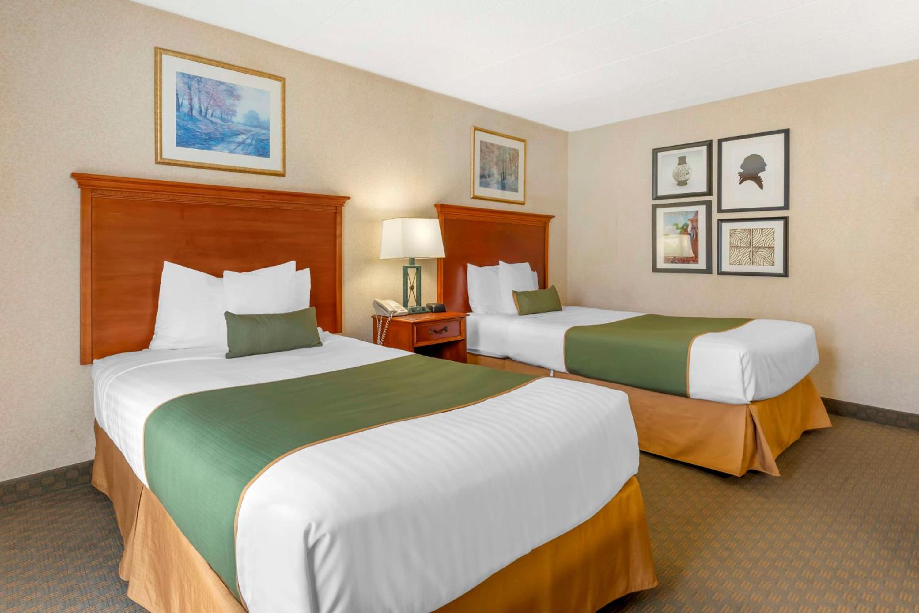 Double Room with Two Double Beds and Roll-in Shower - Mobility Access - Photo 2