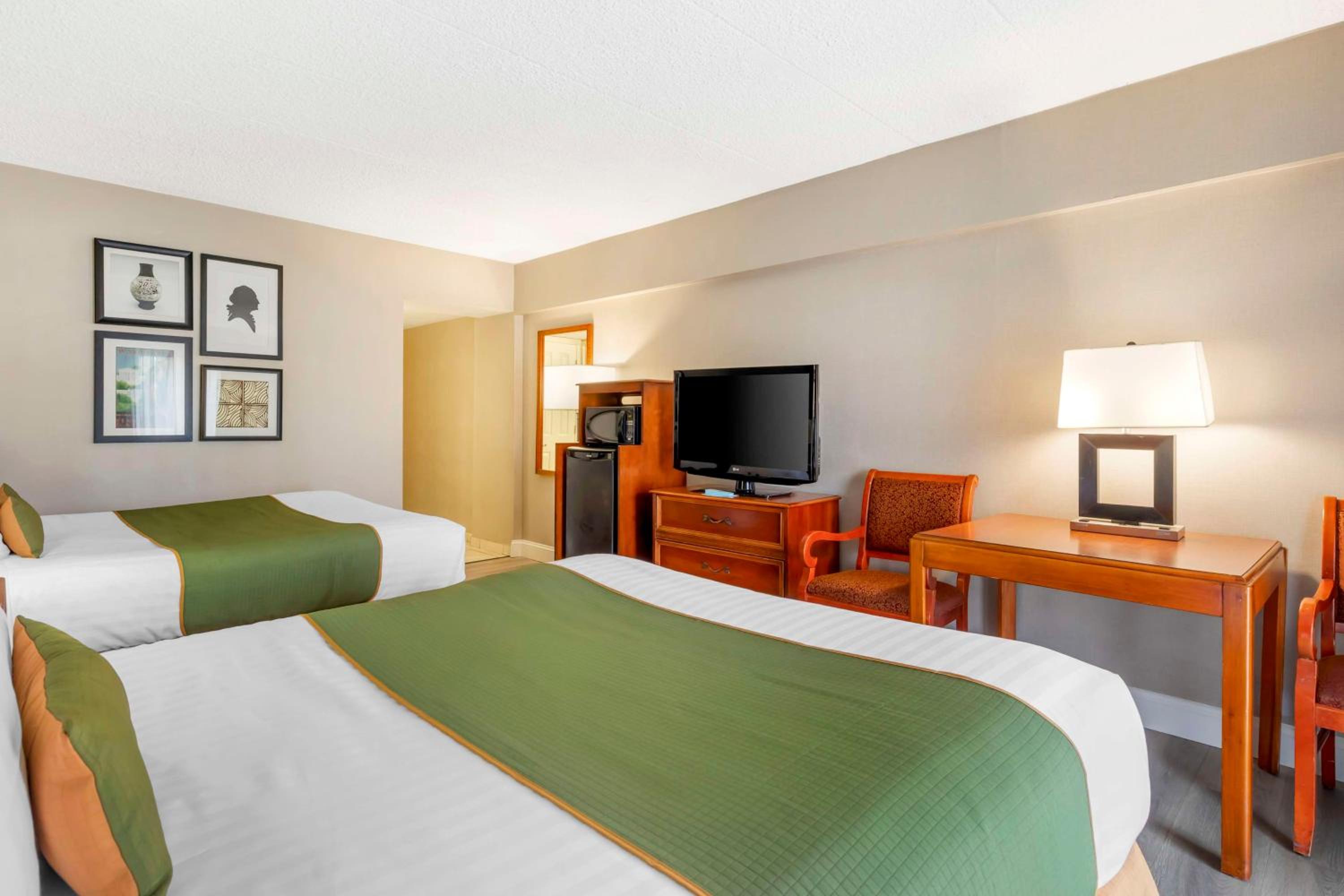 Queen Room with Two Queen Beds - Non-Smoking - Photo 2