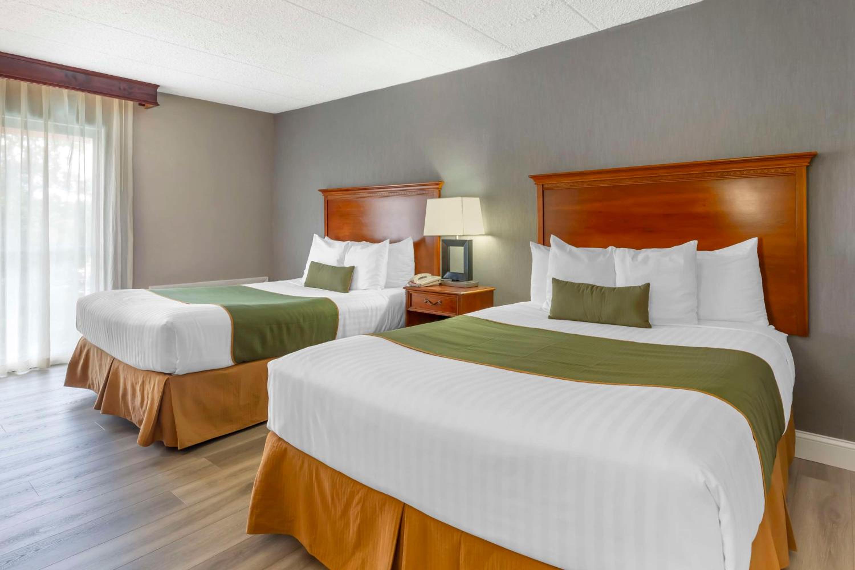 Queen Room with Two Queen Beds - Non-Smoking - Photo 3
