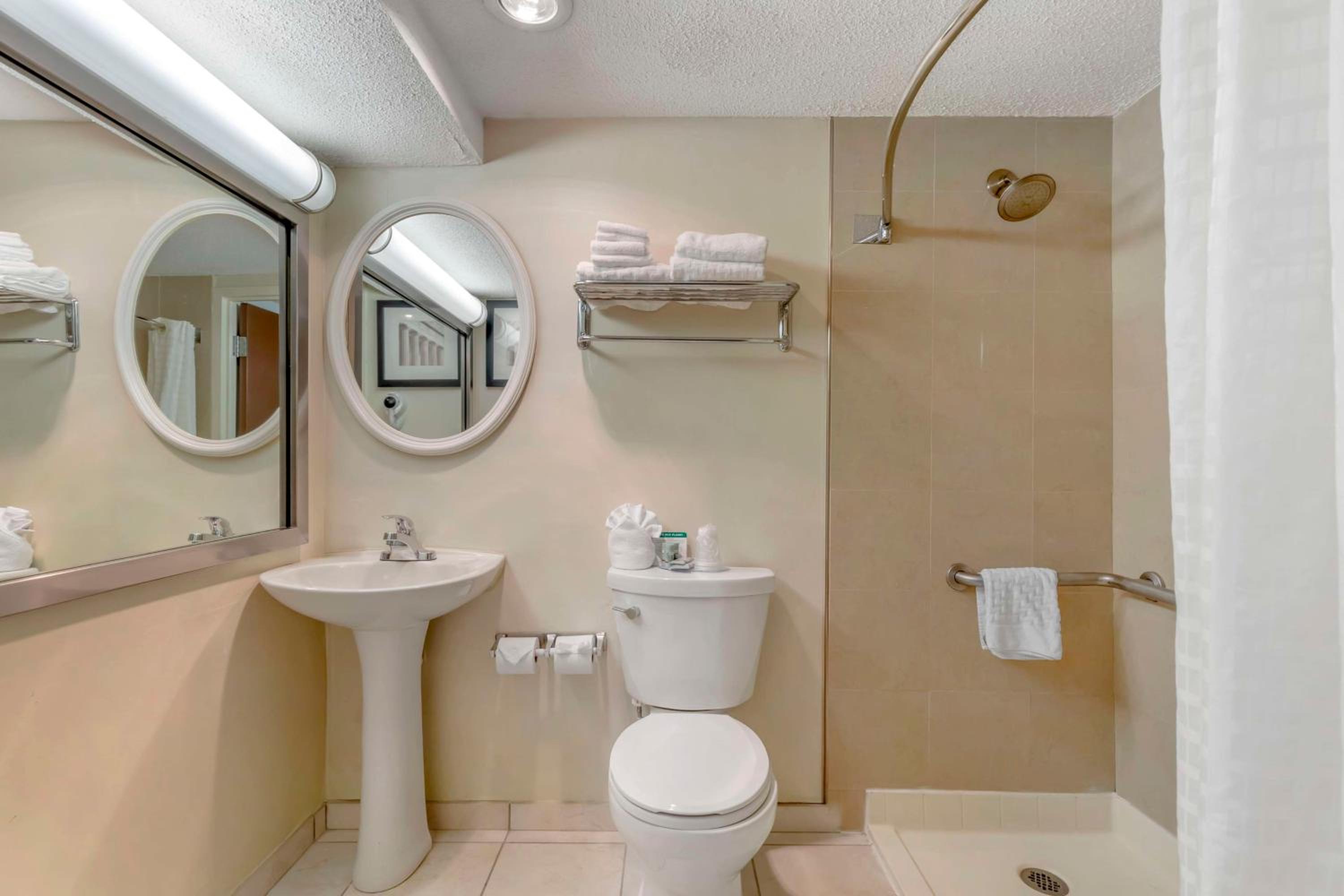 Double Room with Two Double Beds and Roll-in Shower - Mobility Access - Photo 4
