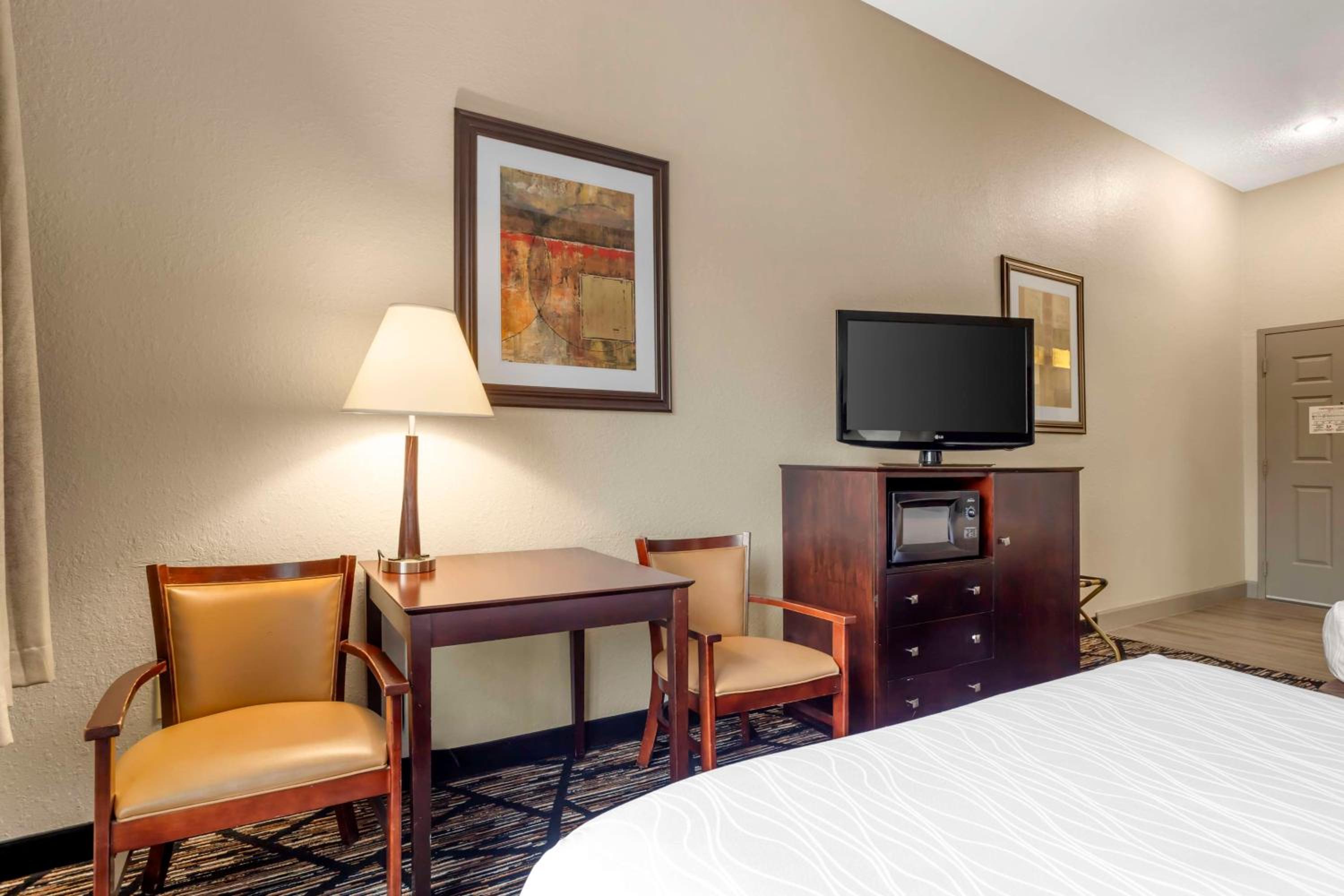 Queen Room with Two Queen Beds - Disability Access/Non-Smoking - Photo 4