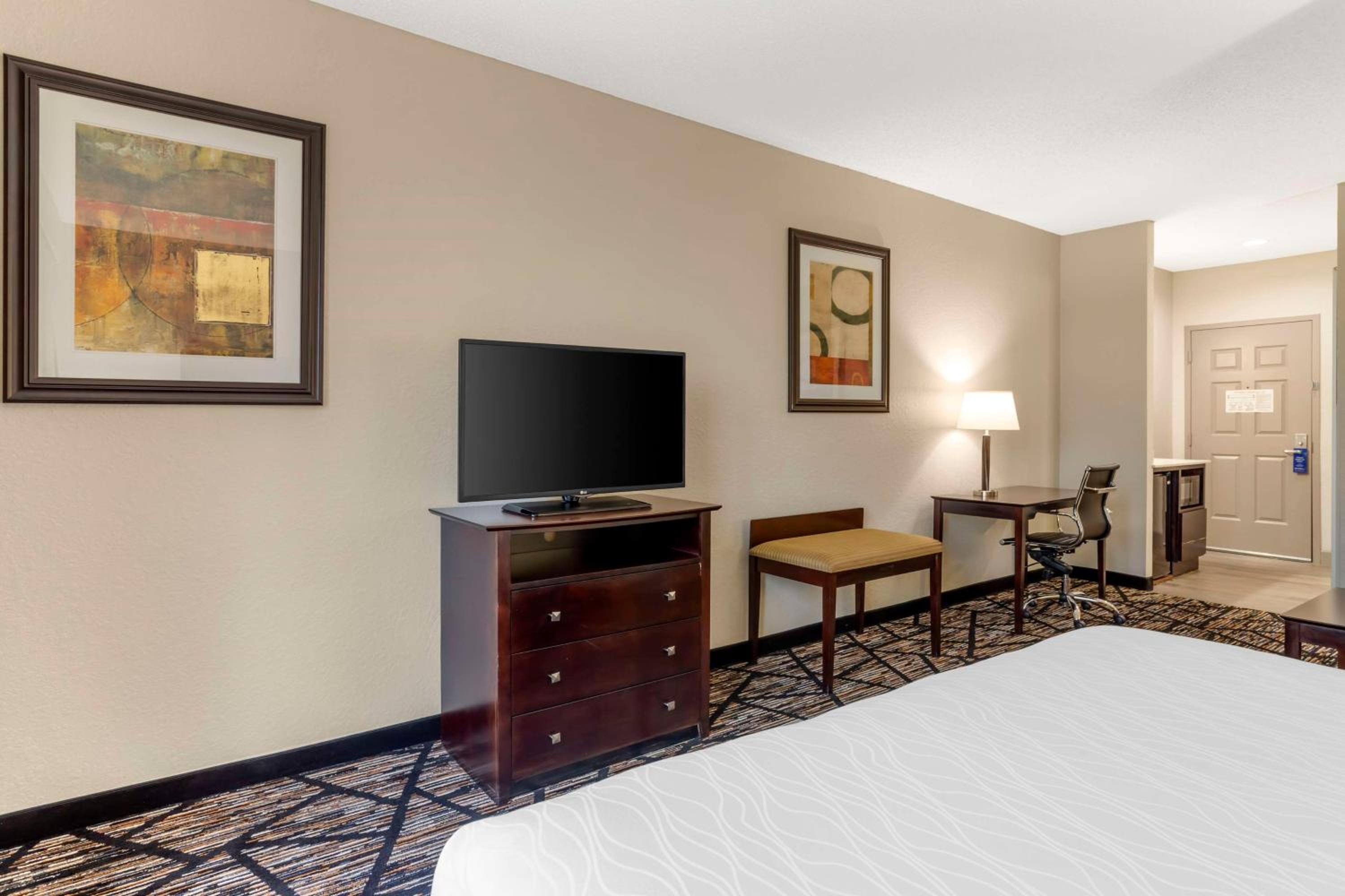 Junior King Suite with Sofa Bed - Mobility and Hearing Access/Non-Smoking - Photo 4