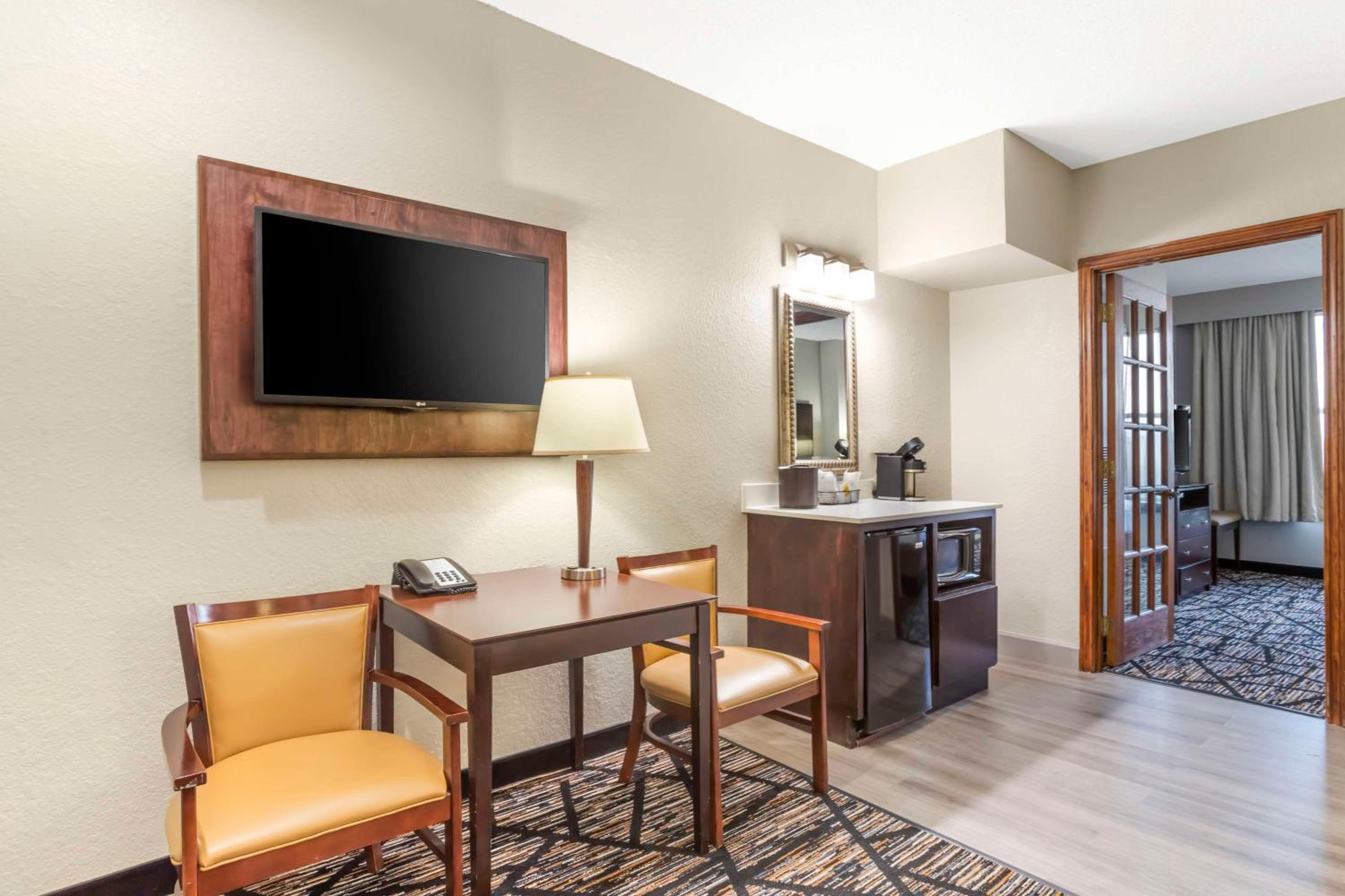King Suite - Disability Access - Photo 4