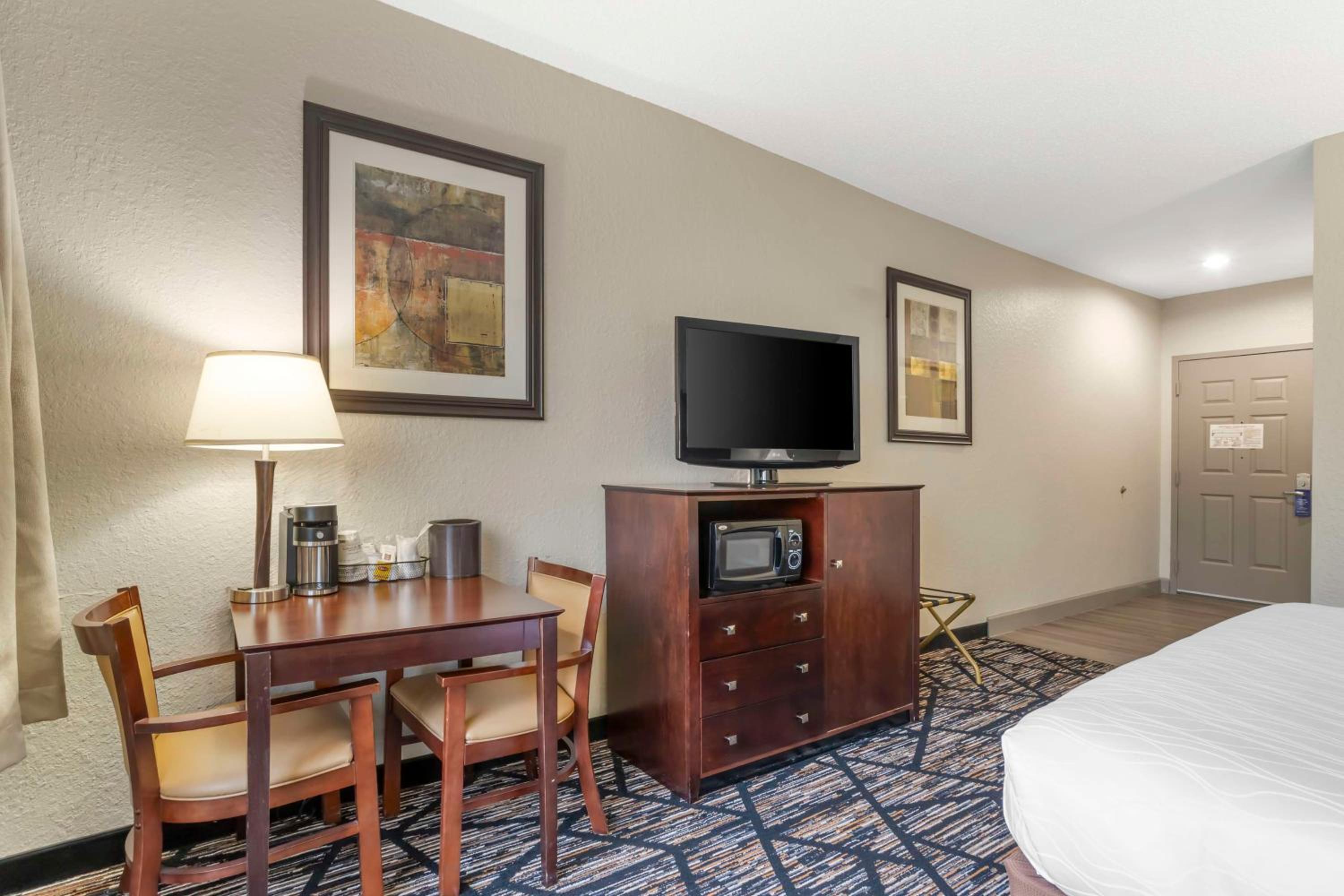 King Room with Spa Bath - Disability Access/Hearing Access/Non-Smoking - Photo 1