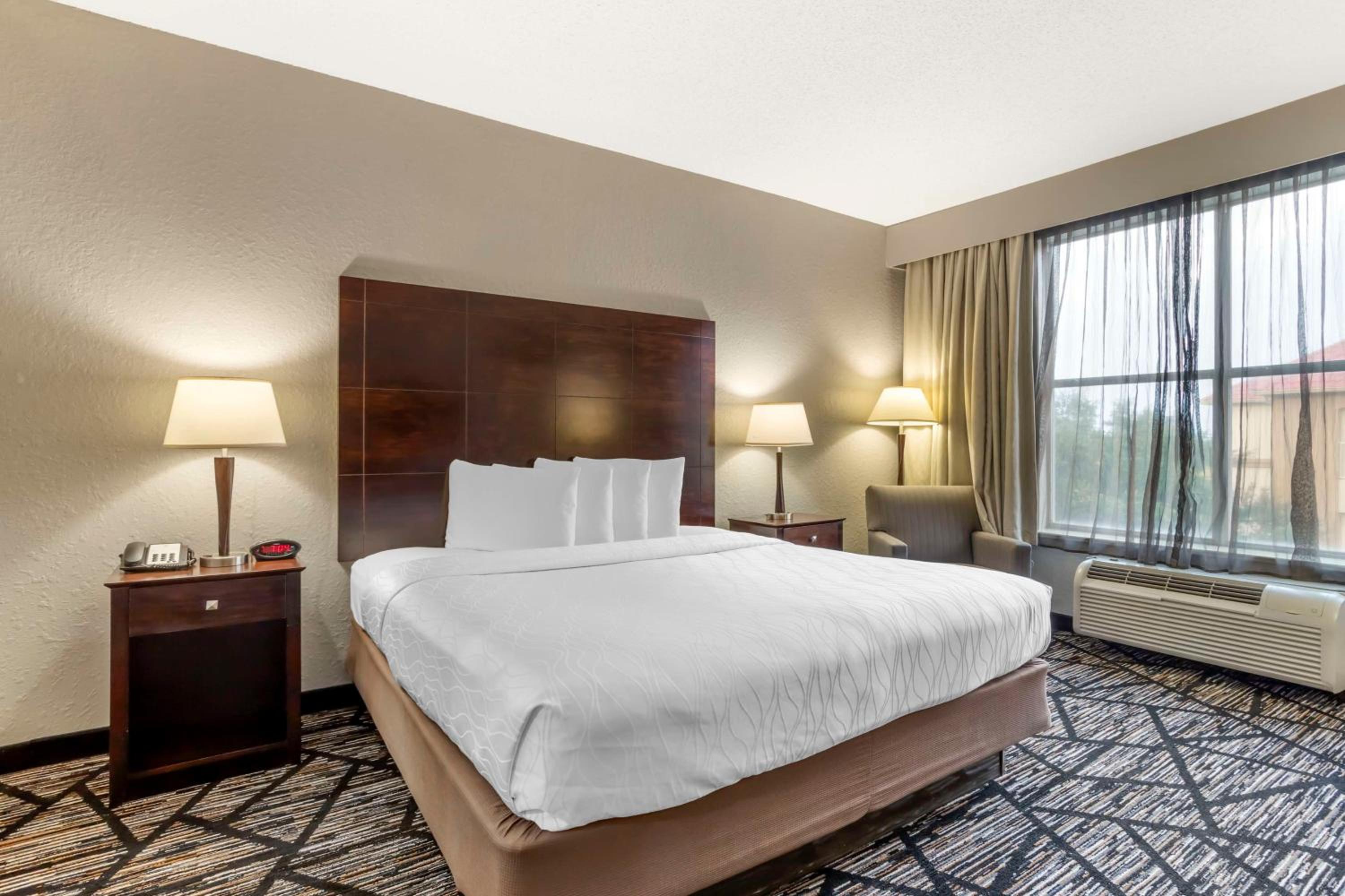 King Room with Spa Bath - Disability Access/Hearing Access/Non-Smoking - Photo 3