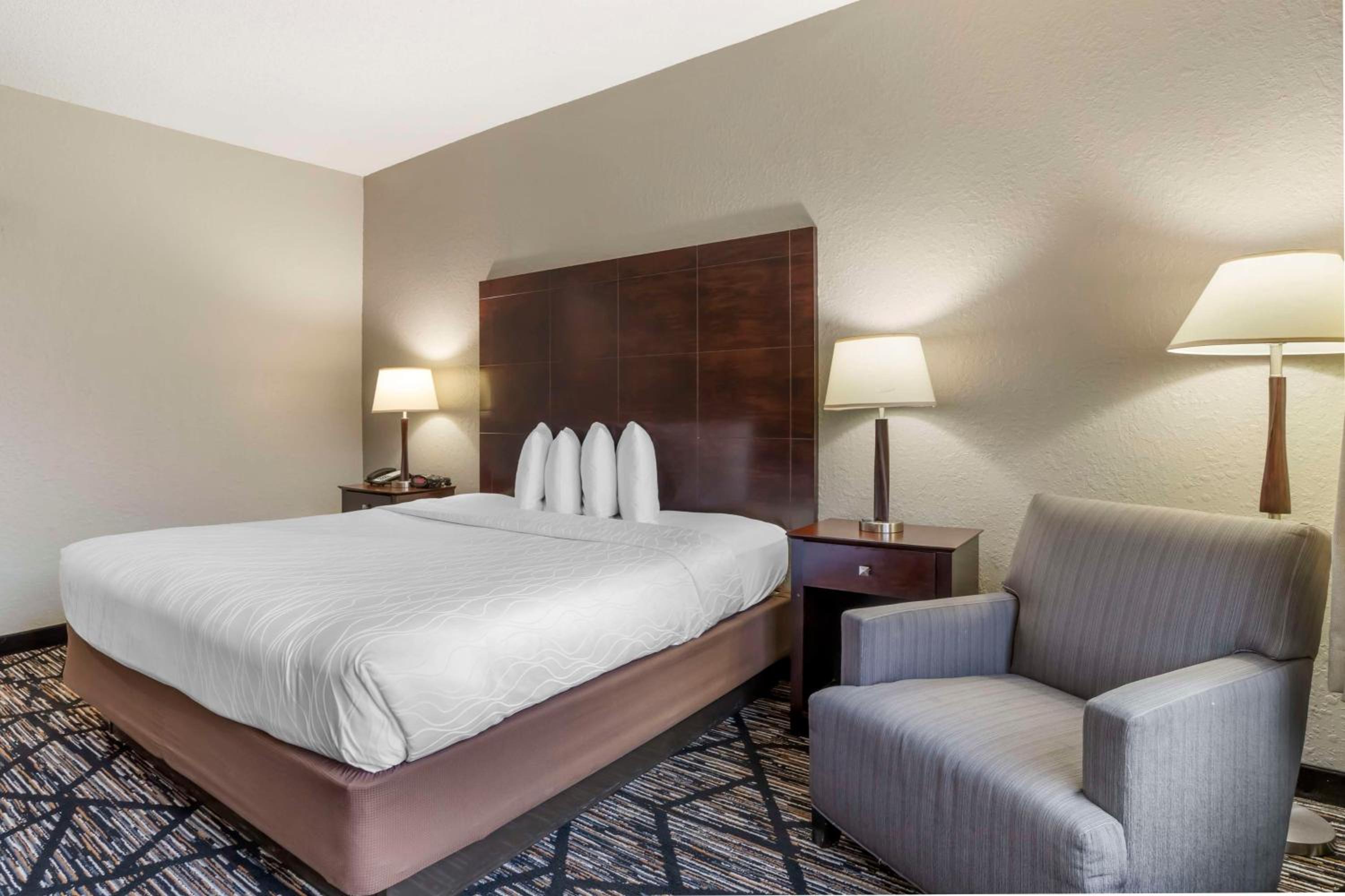 King Room with Spa Bath - Disability Access/Hearing Access/Non-Smoking - Photo 4