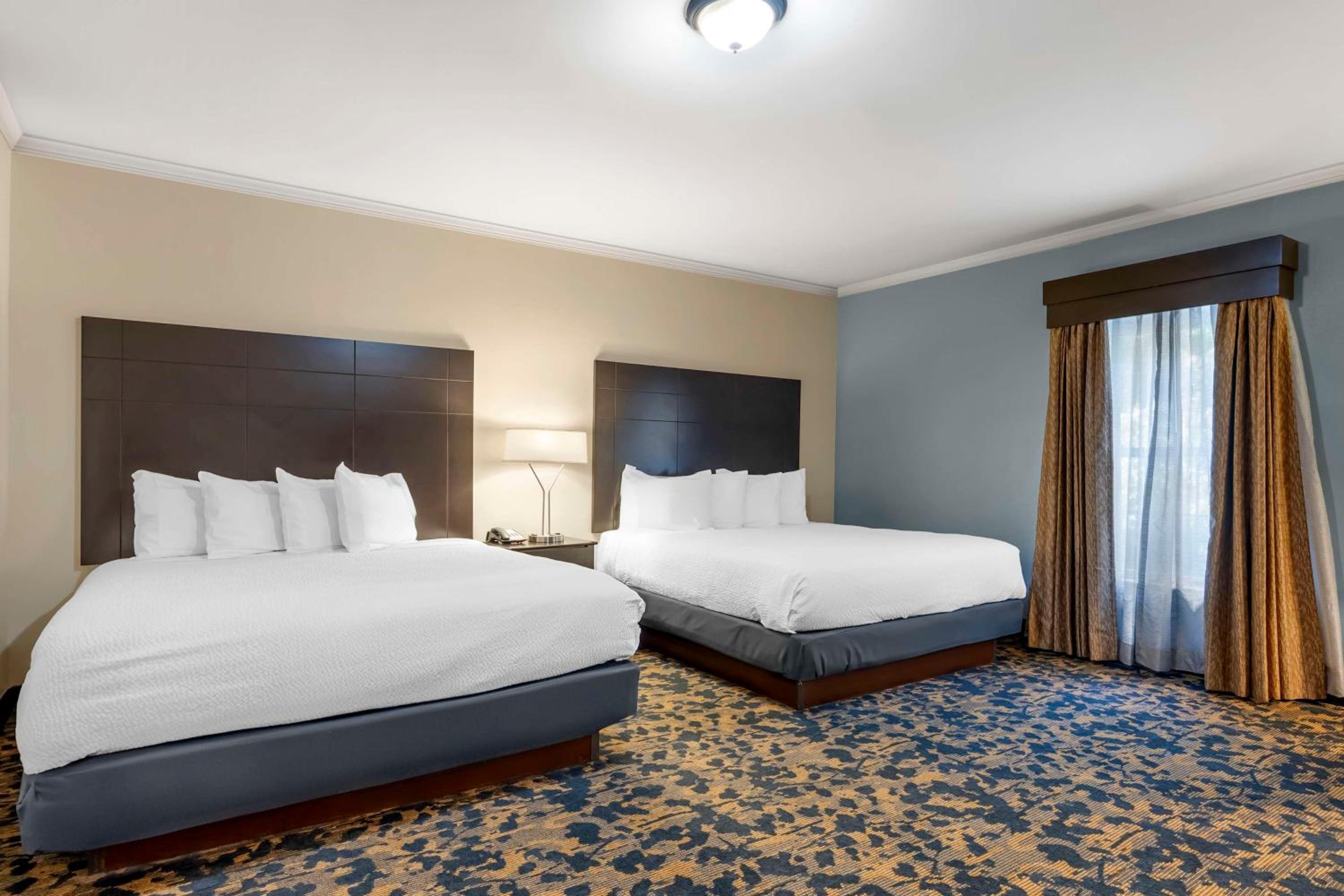 King Room with Two King Beds and Shower Only - Non-Smoking - Photo 1