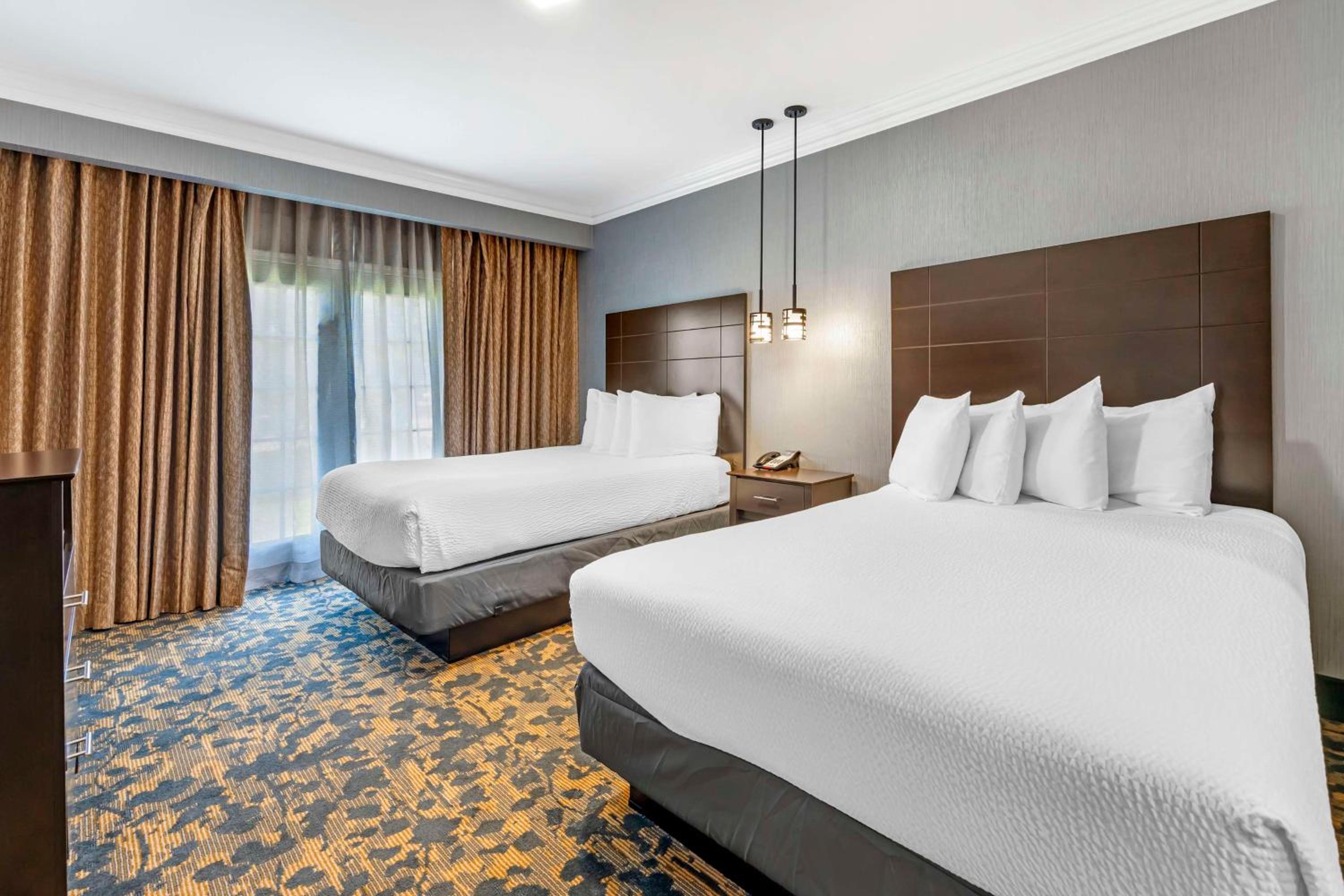Queen Suite with Two Queen Beds and Sofa Bed - Shower Only/Non-Smoking - Photo 5
