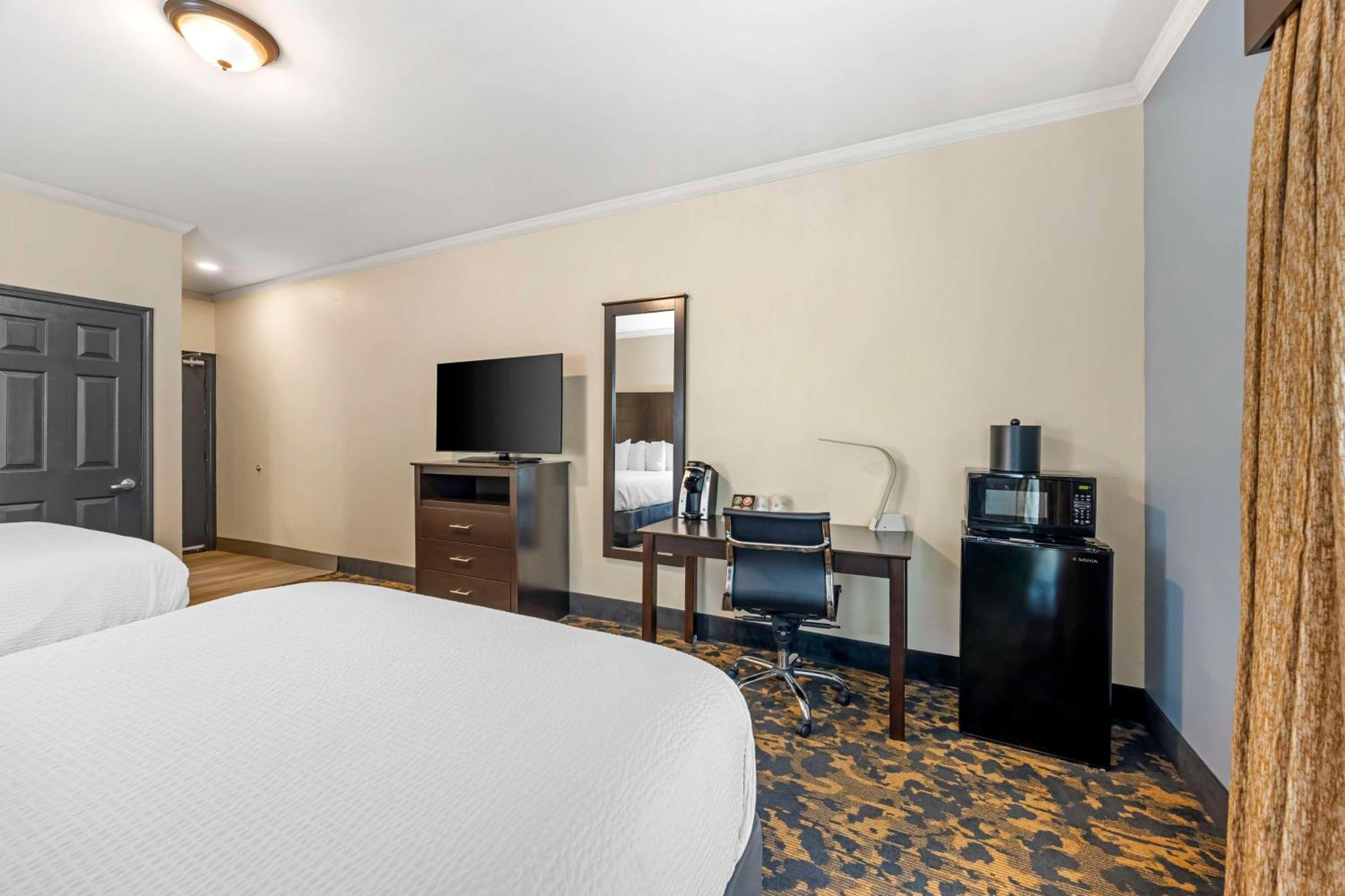 Queen Room with Two Queen Beds - Shower Only - Photo 3