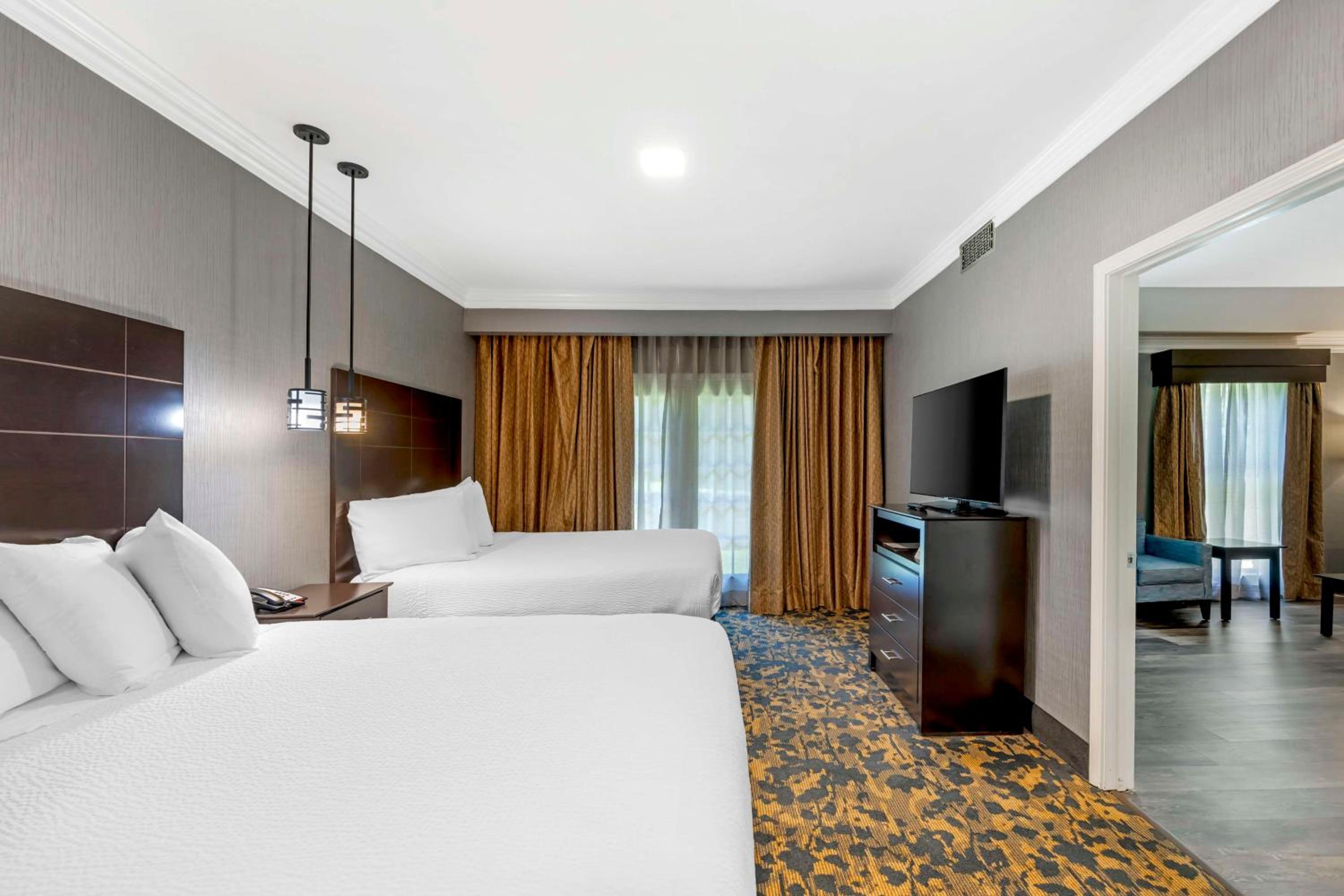 Queen Suite with Two Queen Beds and Sofa Bed - Shower Only/Non-Smoking - Photo 7