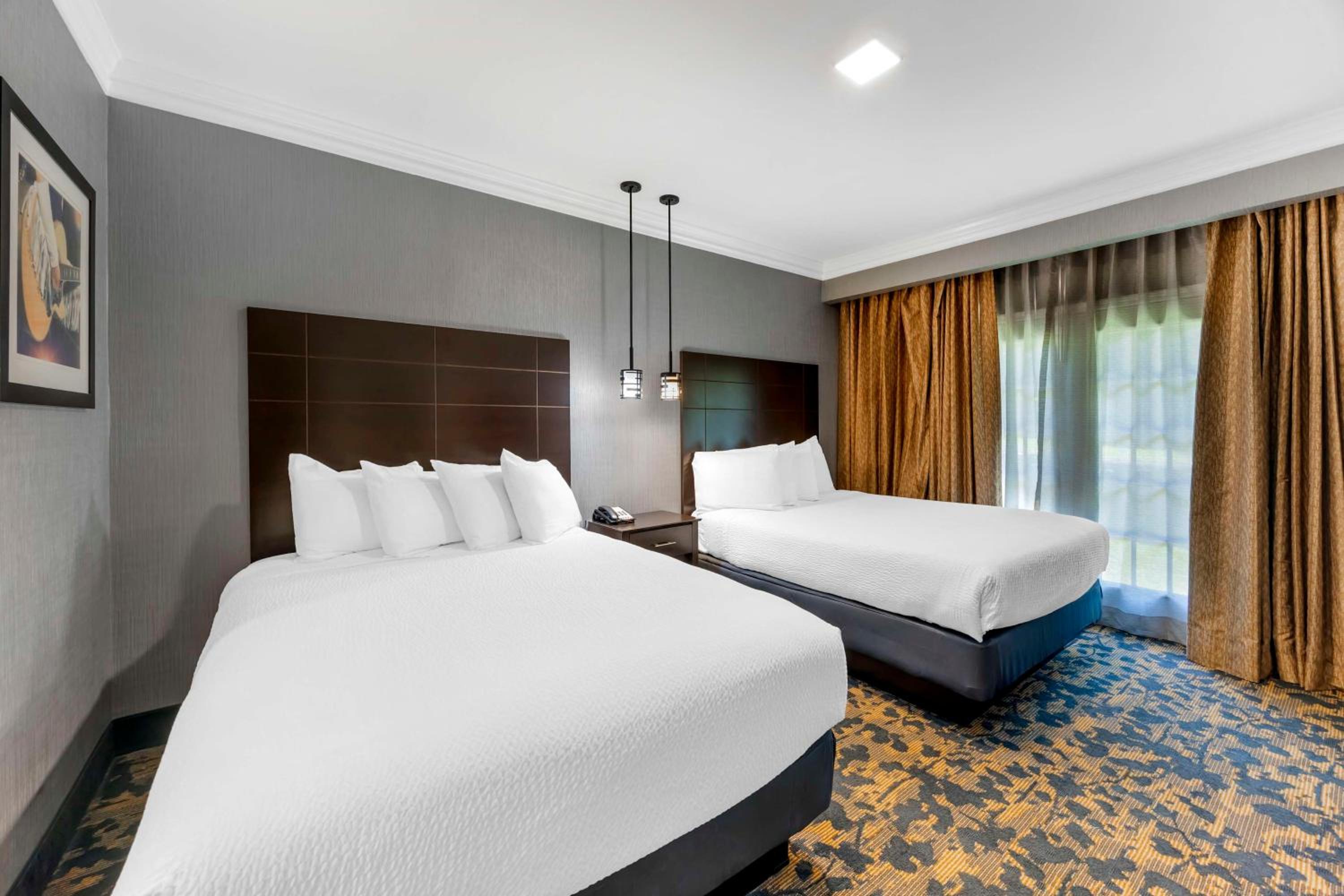 Queen Suite with Two Queen Beds and Sofa Bed - Shower Only/Non-Smoking - Photo 3