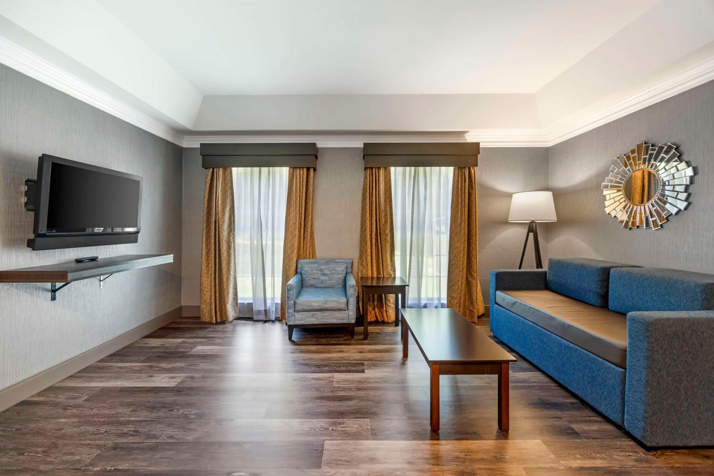 Queen Suite with Two Queen Beds and Sofa Bed - Shower Only/Non-Smoking - Photo 4