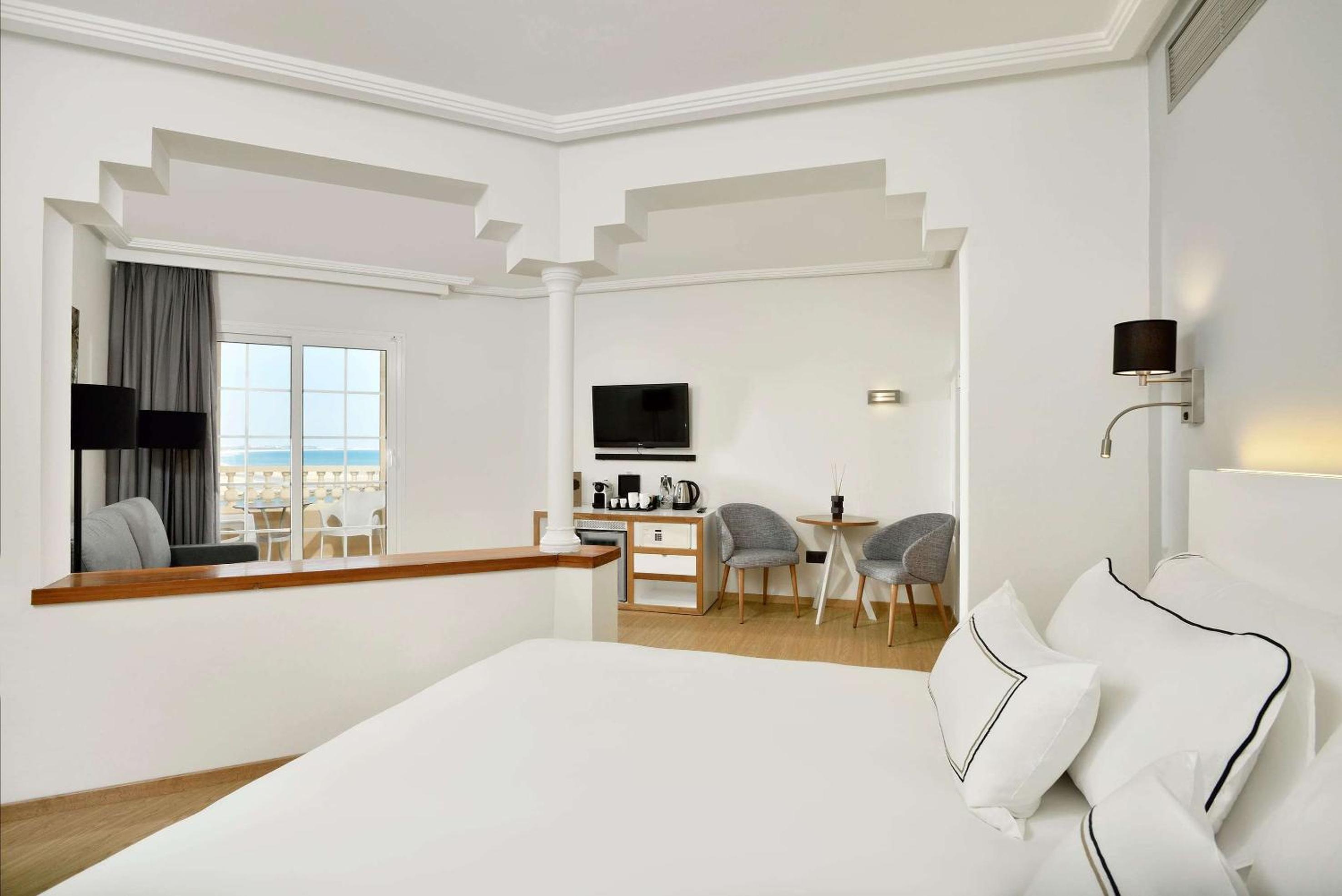 The Level Junior Suite with Sea View (2 Adults + 2 Children) - Photo 1