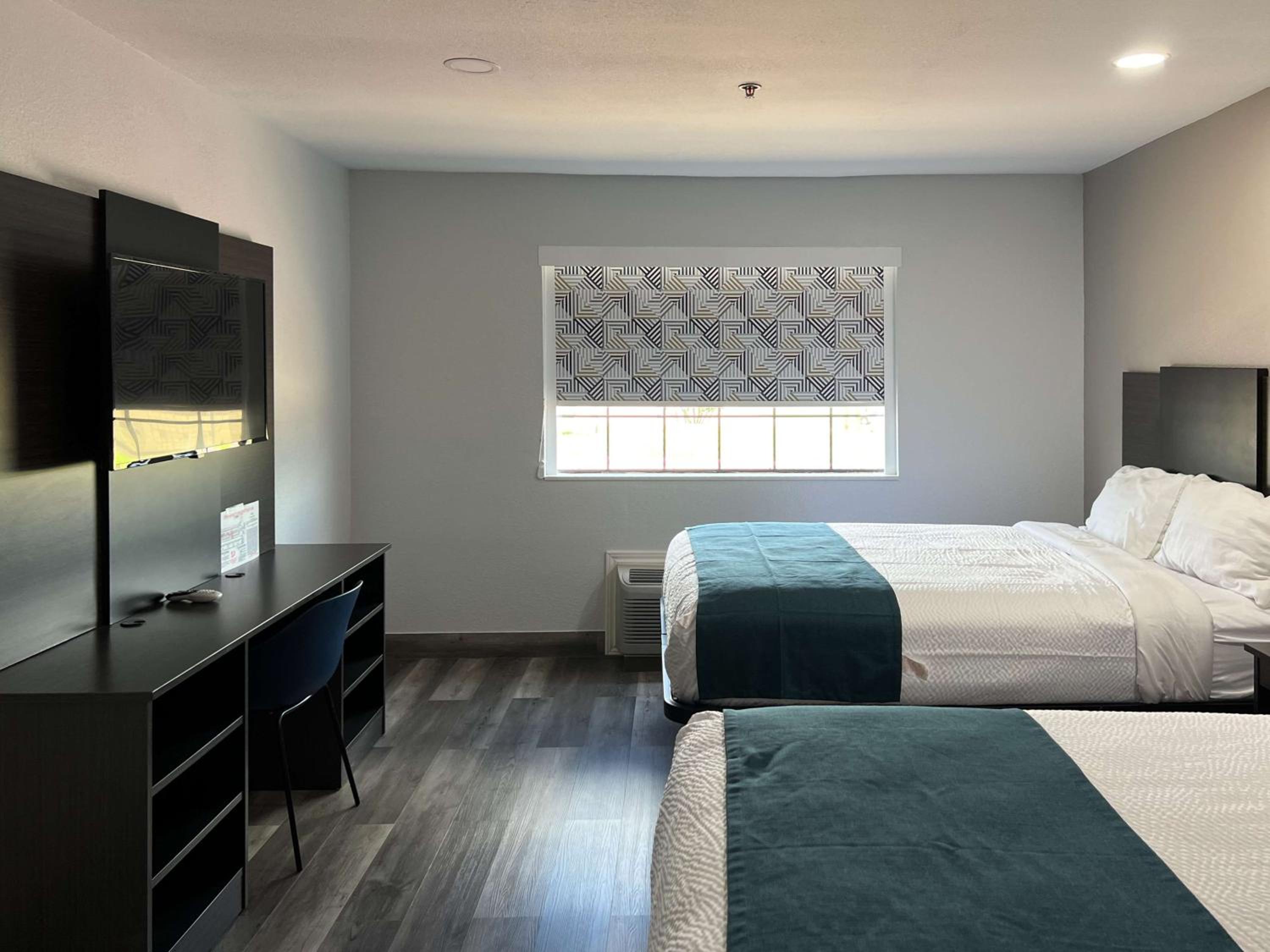 Deluxe Queen Room with Two Queen Beds - Non-Smoking - Photo 5
