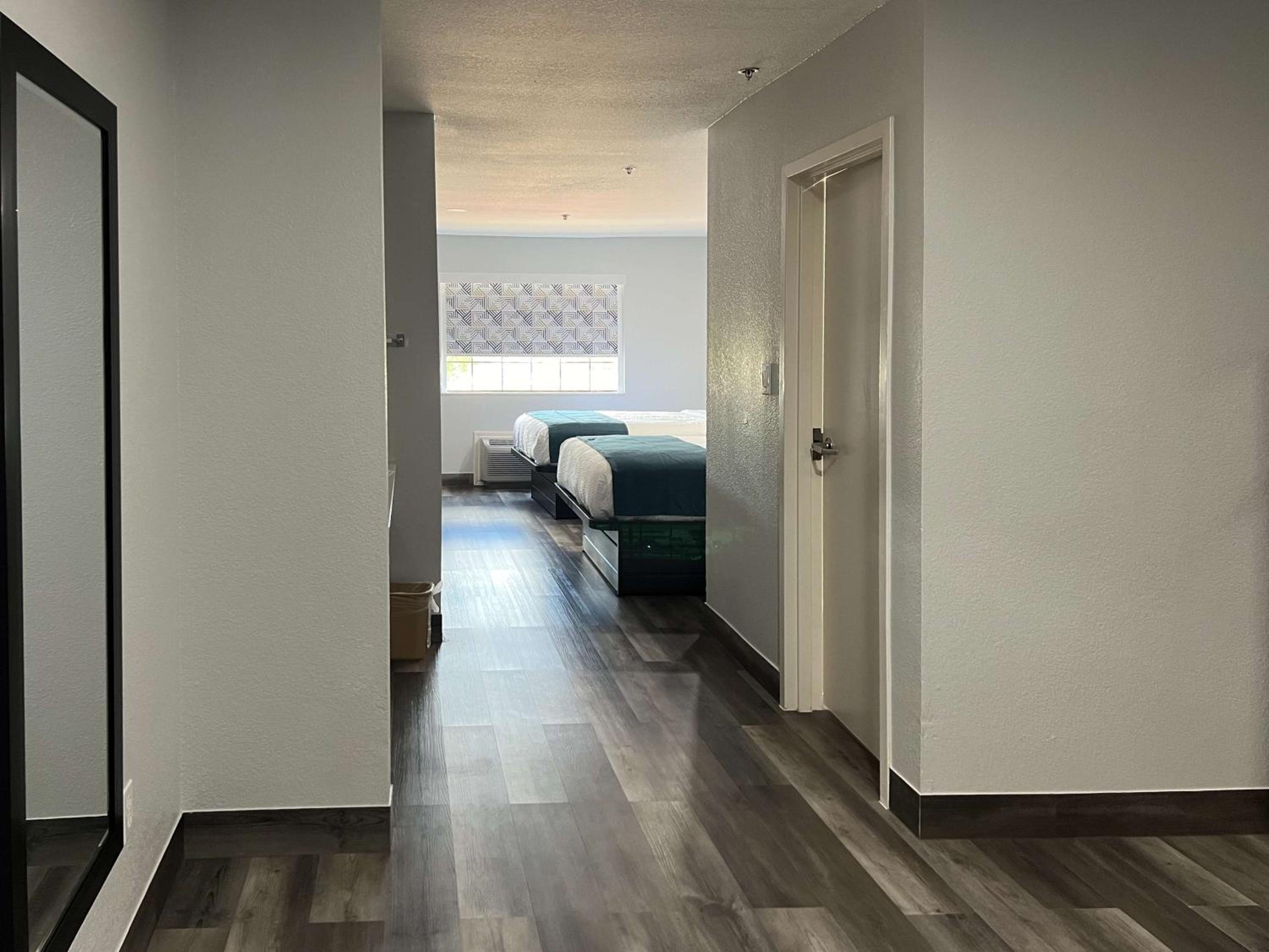 Deluxe Queen Room with Two Queen Beds - Non-Smoking - Photo 7