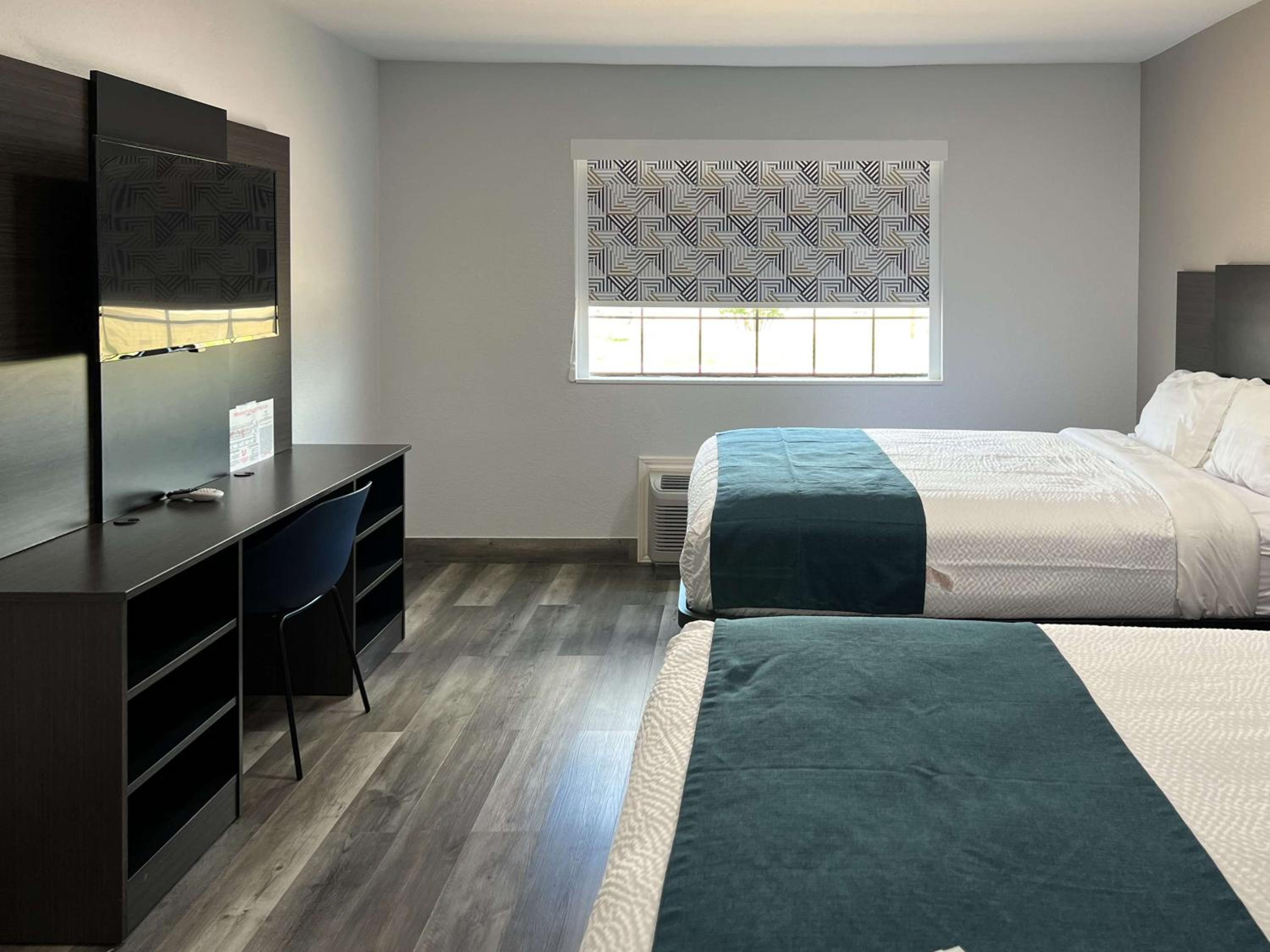 Deluxe Queen Room with Two Queen Beds - Non-Smoking - Photo 2