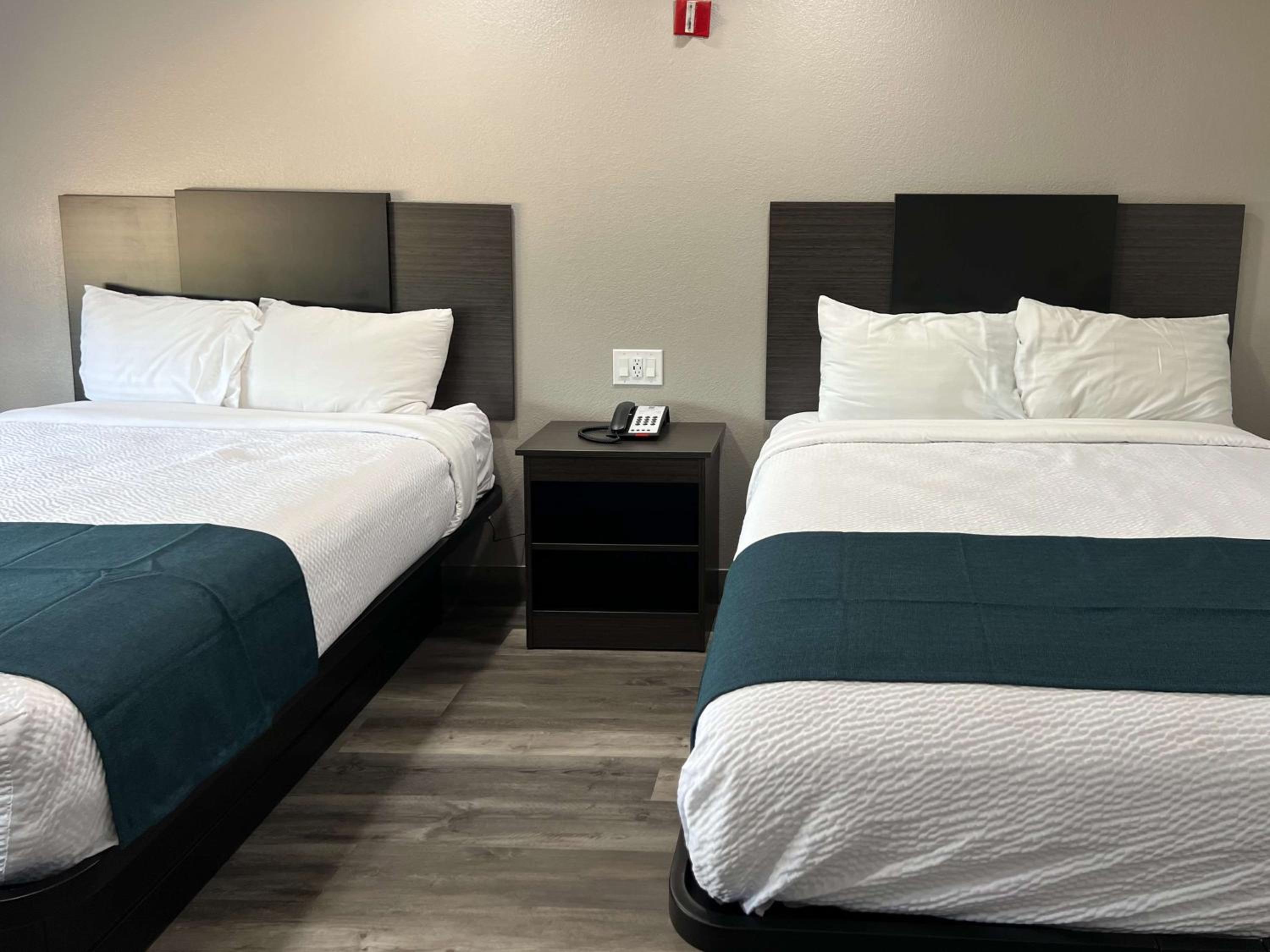 Deluxe Queen Room with Two Queen Beds - Non-Smoking - Photo 6