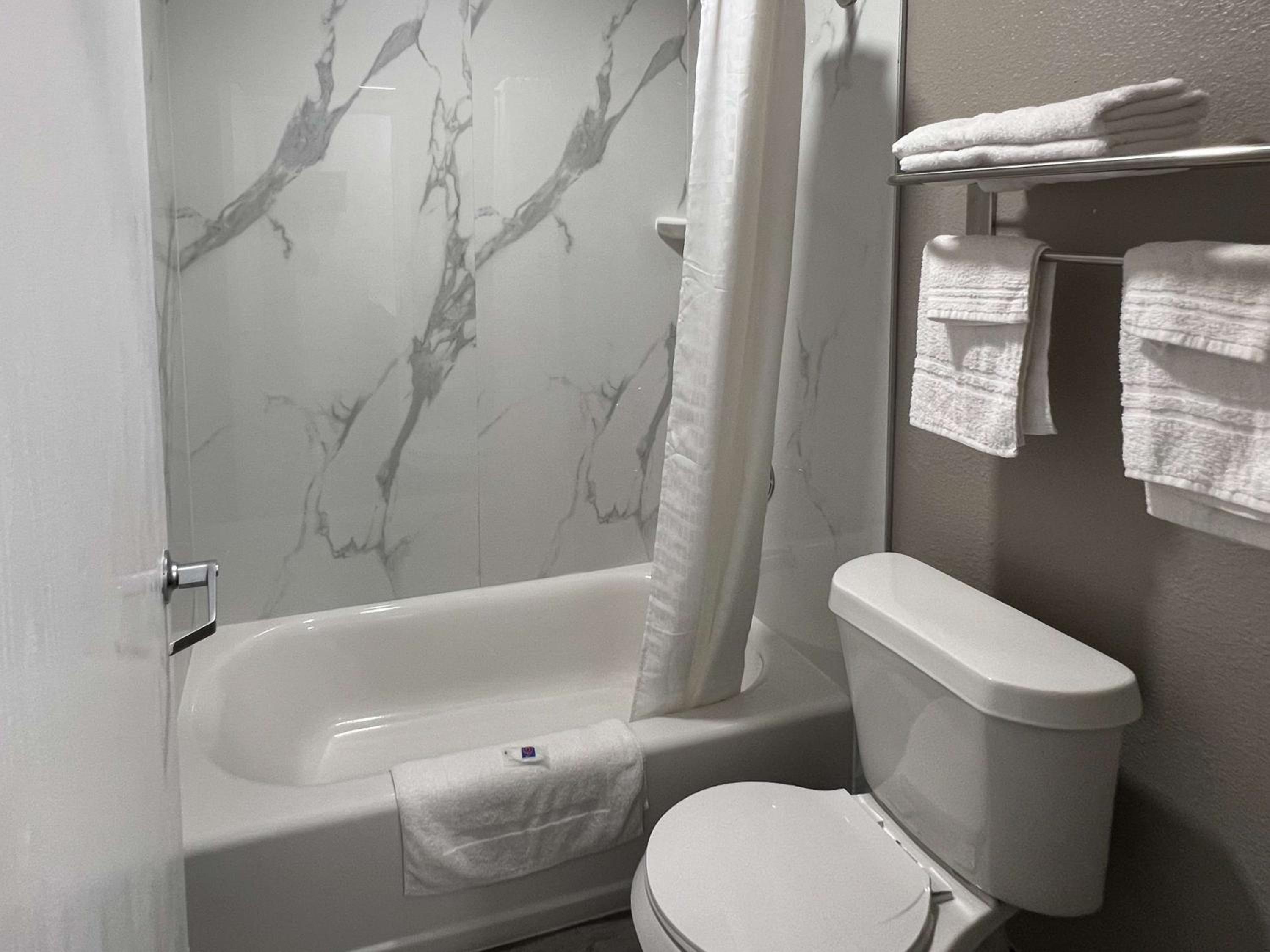 Deluxe King Room - Non-Smoking - Photo 6