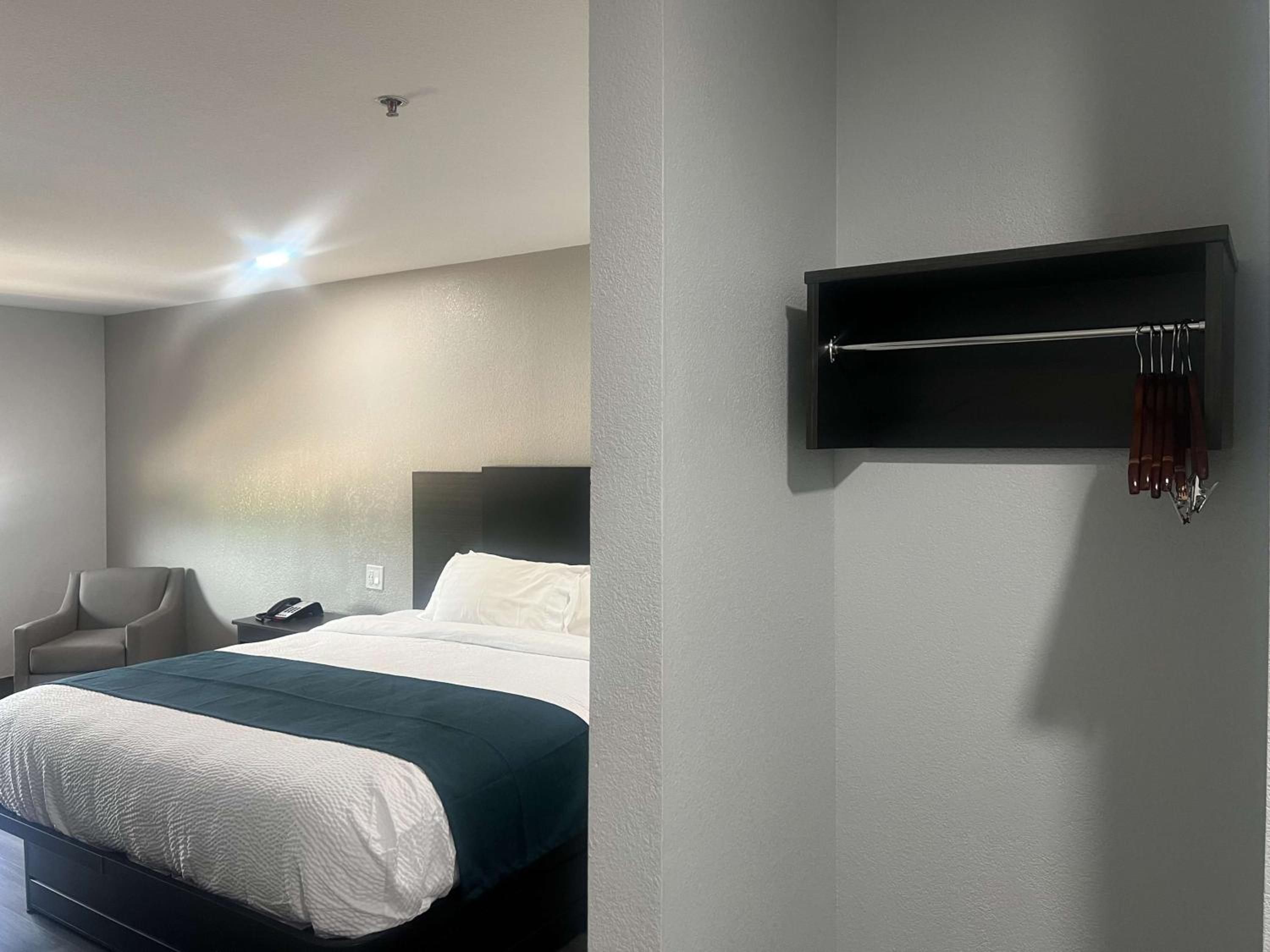 Deluxe King Room - Non-Smoking - Photo 5
