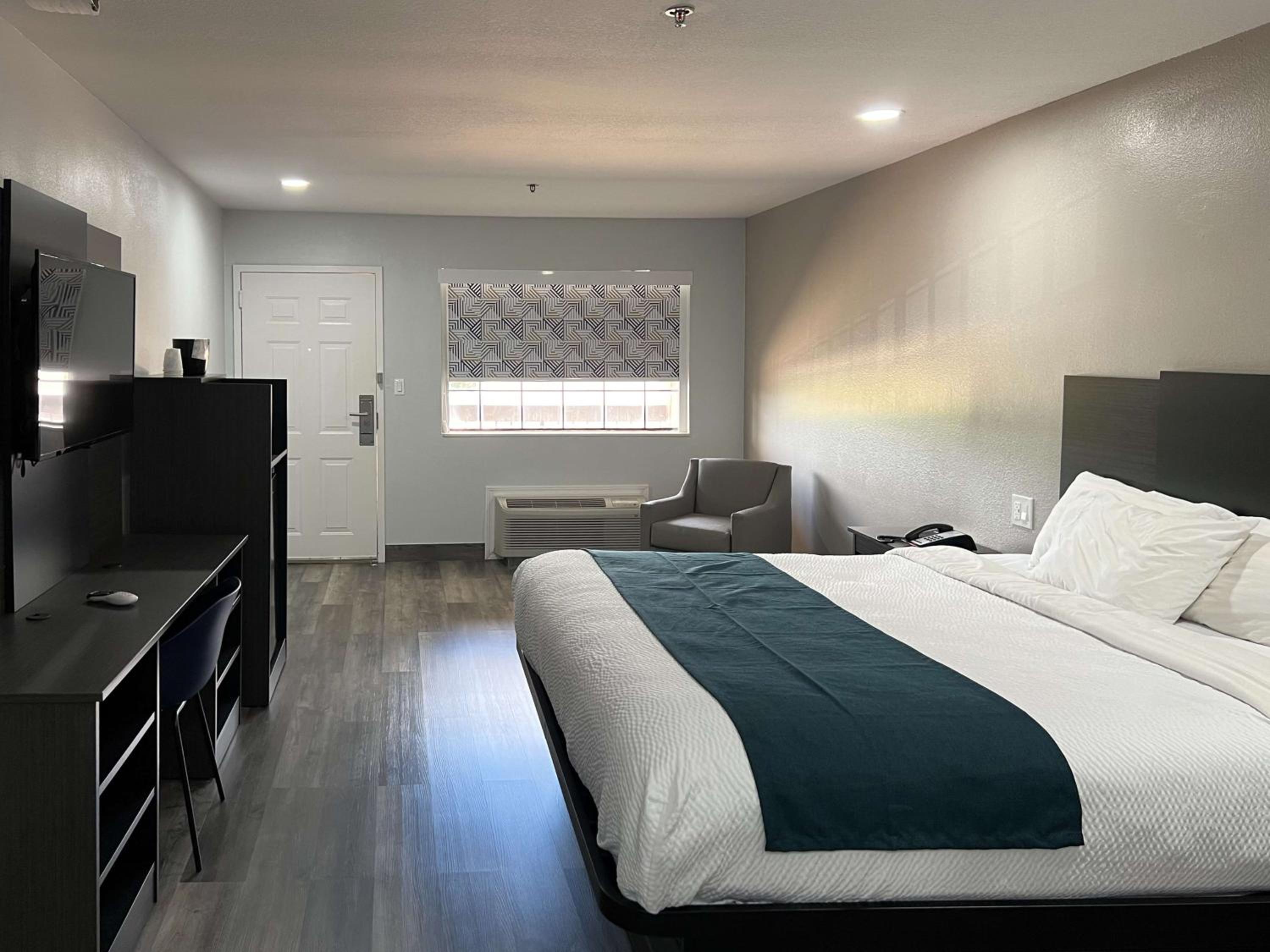 Deluxe King Room - Non-Smoking - Photo 3