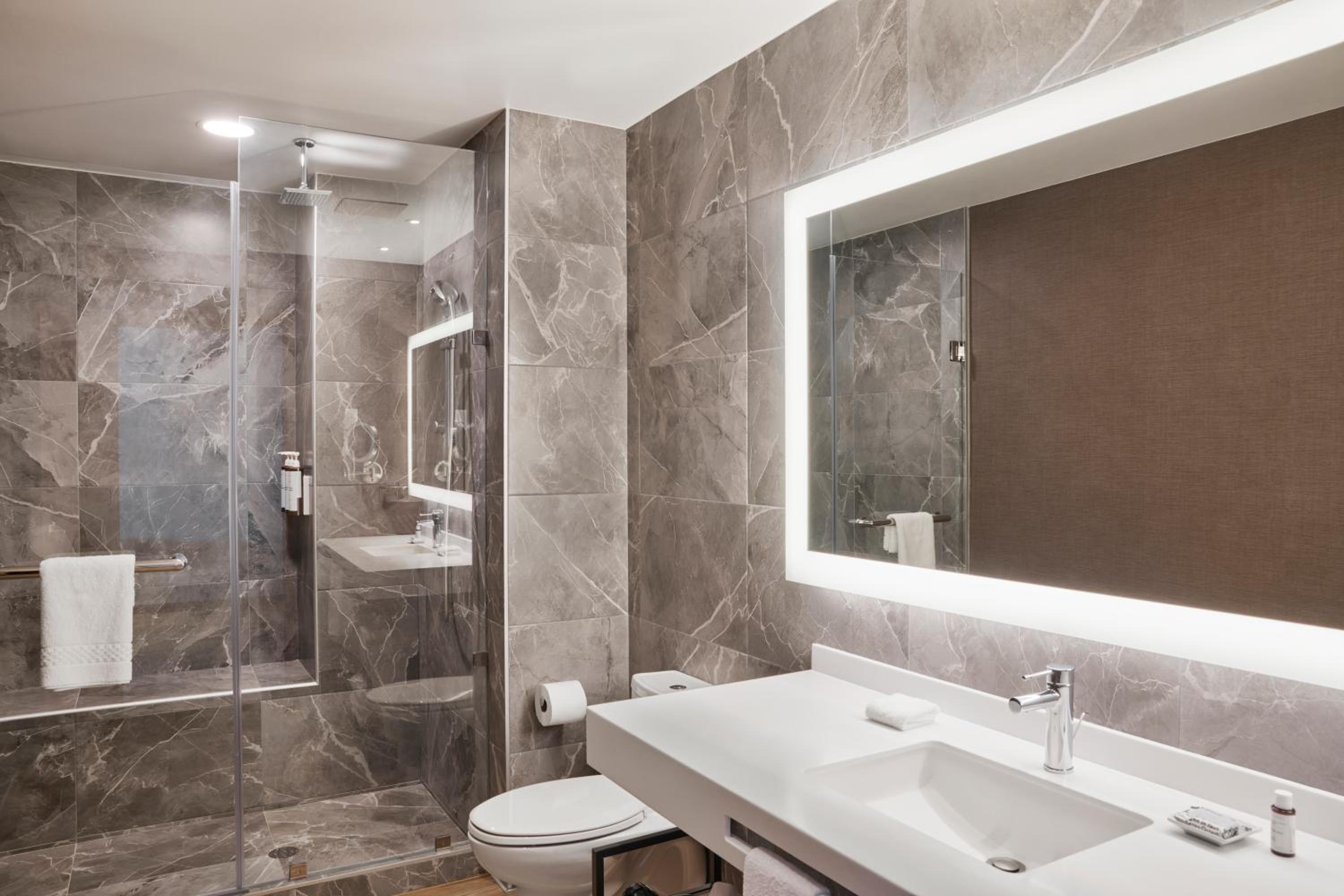 Large Double Room with Two Double Beds and City View - Photo 4