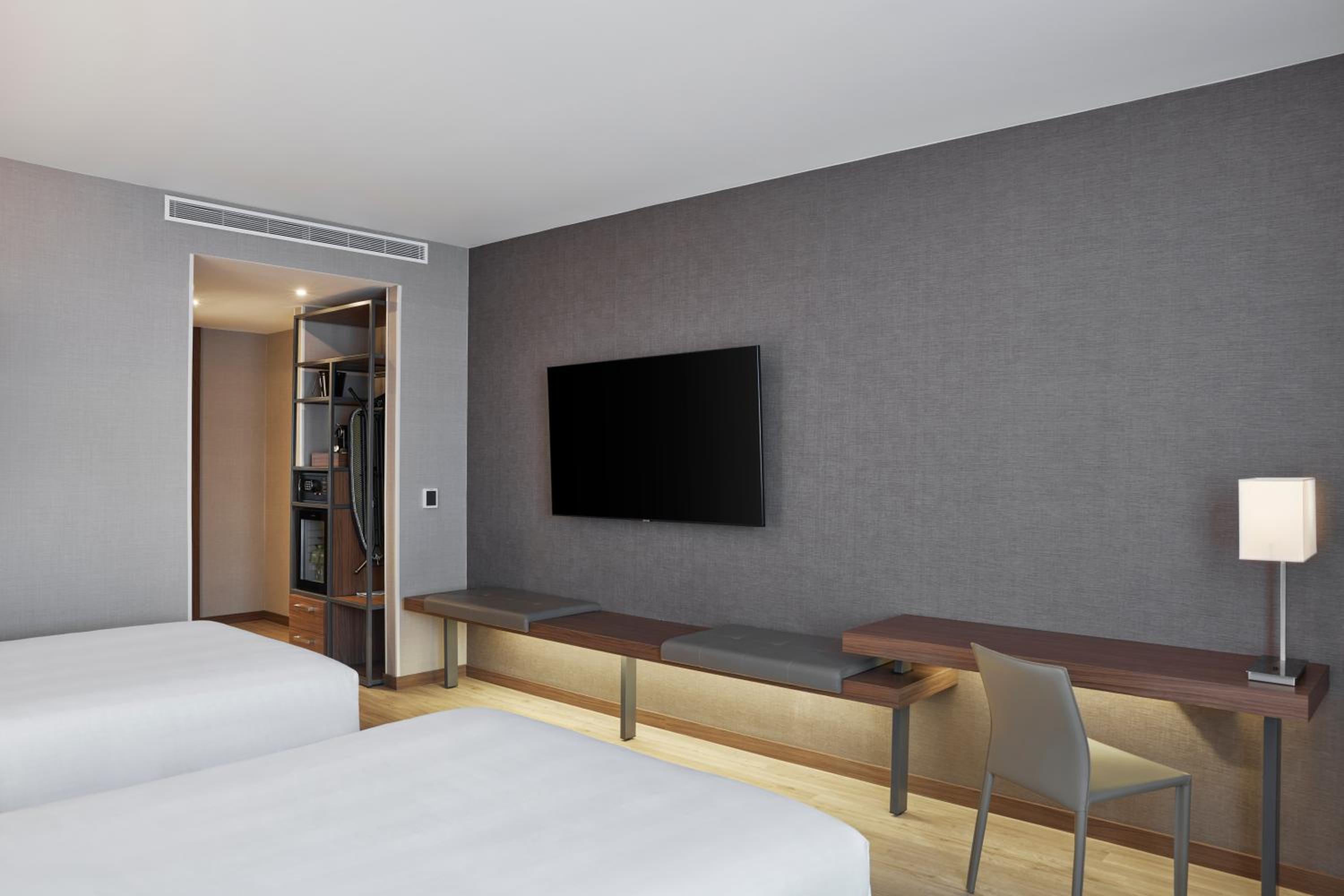 Large Double Room with Two Double Beds and City View - Photo 3