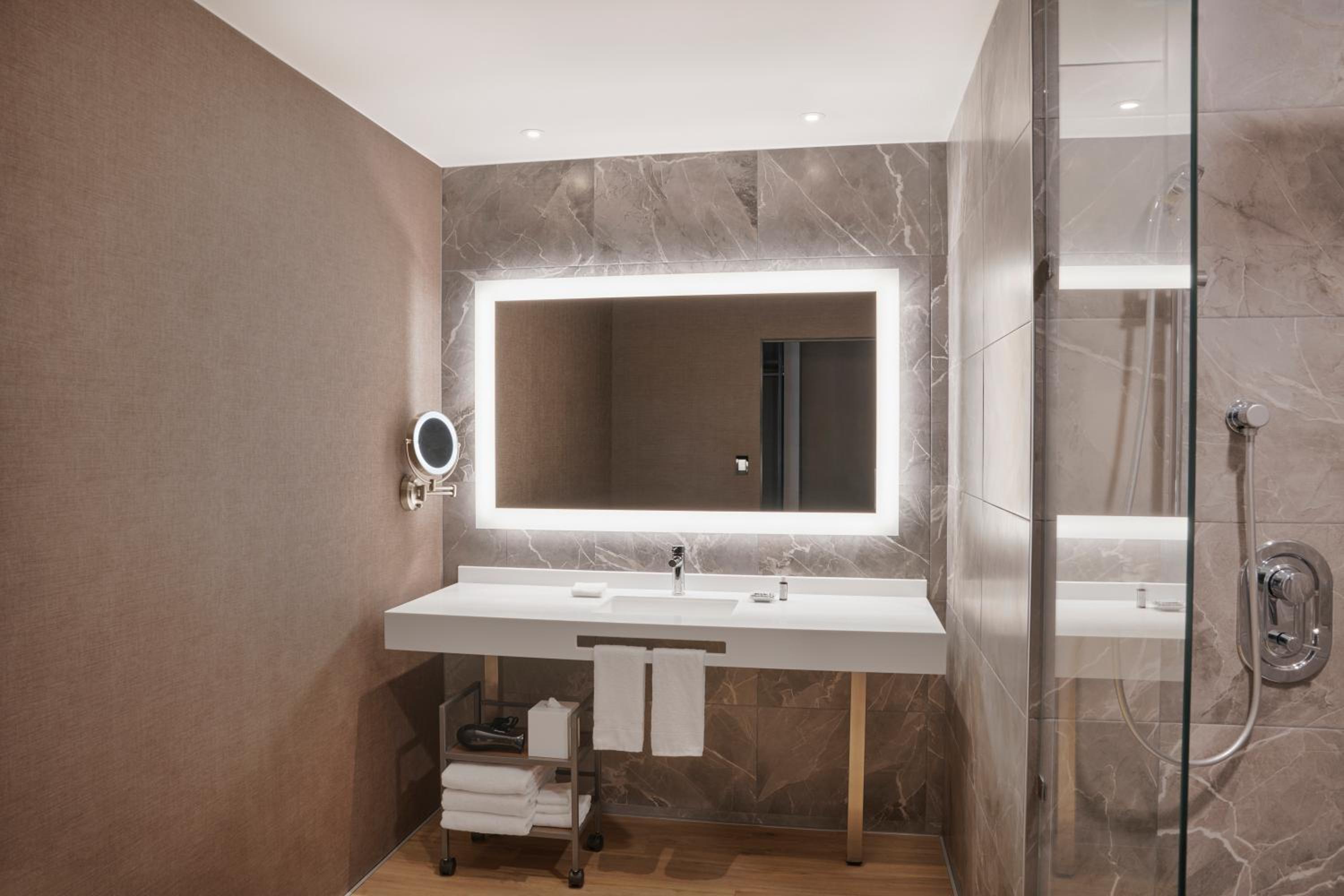 Large Double Room with Two Double Beds and City View - Photo 5