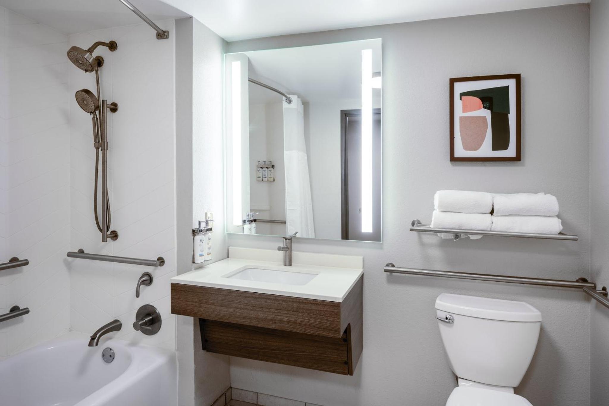 Standard Queen Room with Two Queen Beds - Communications Accessible - Photo 4