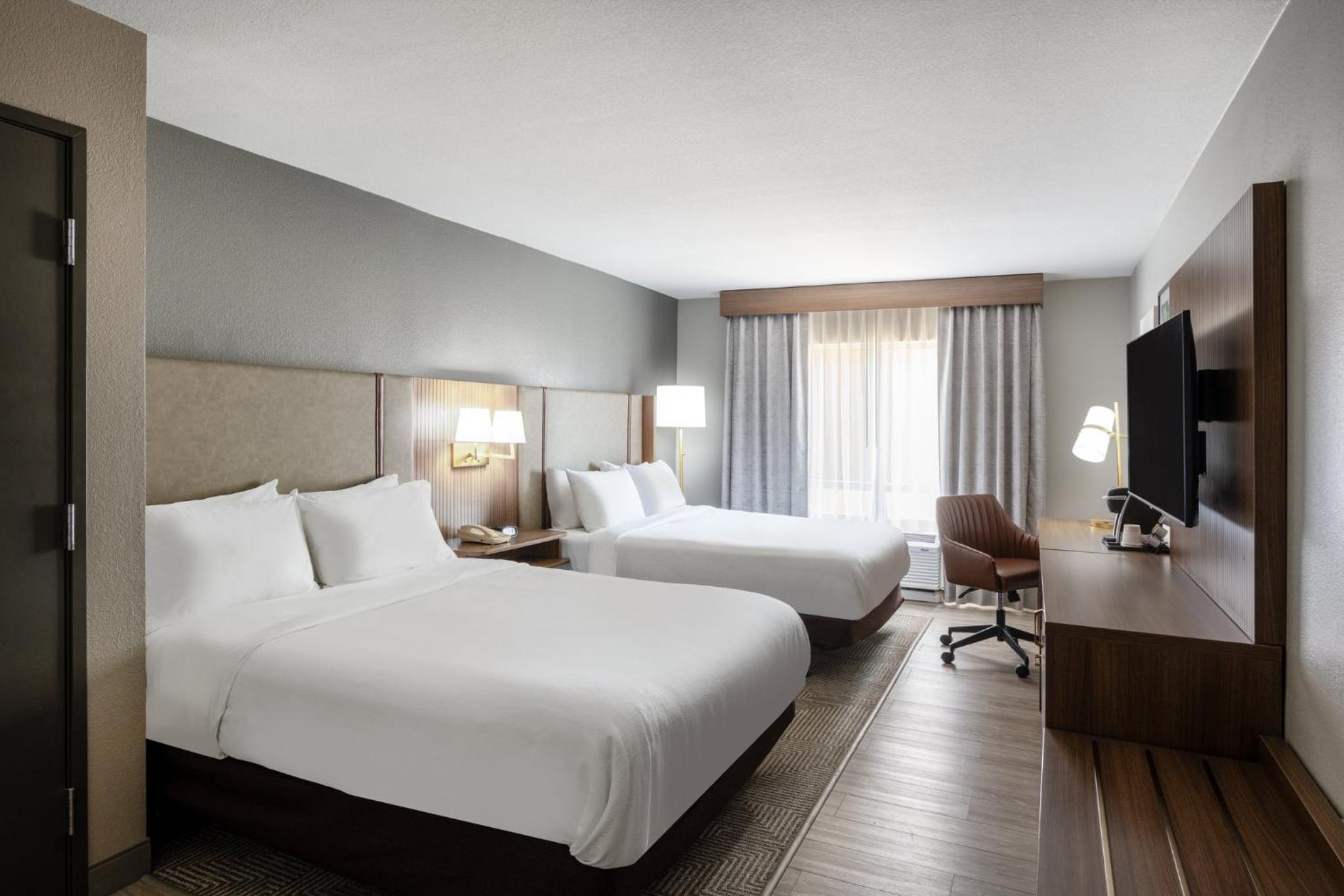 Standard Queen Room with Two Queen Beds - Communications Accessible - Photo 3