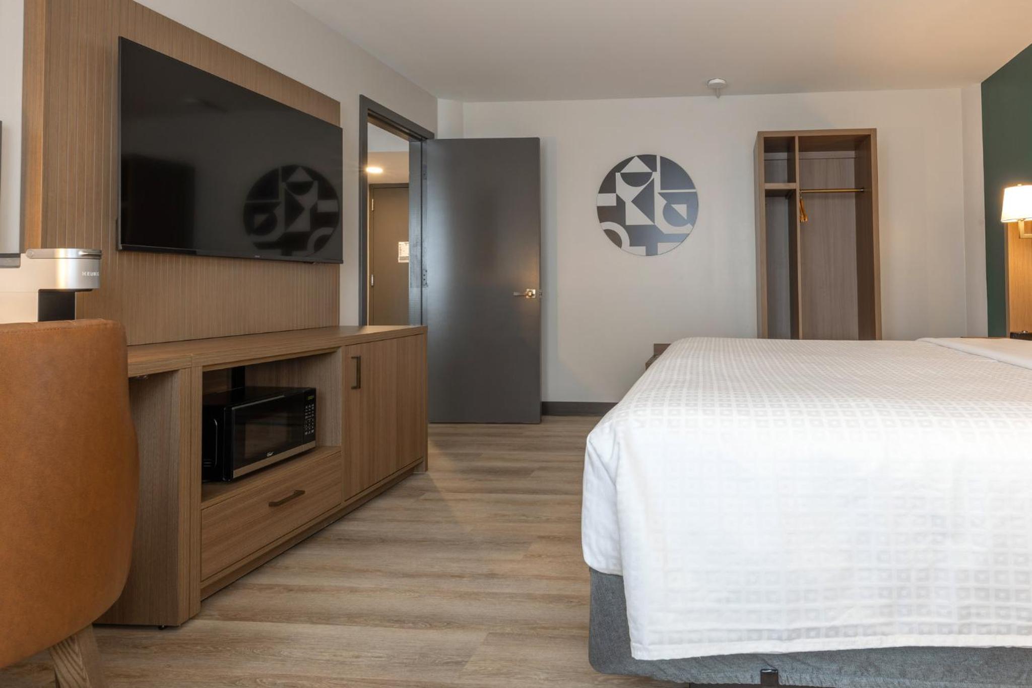 King Bed Suite Feature - Non-Smoking - Photo 7