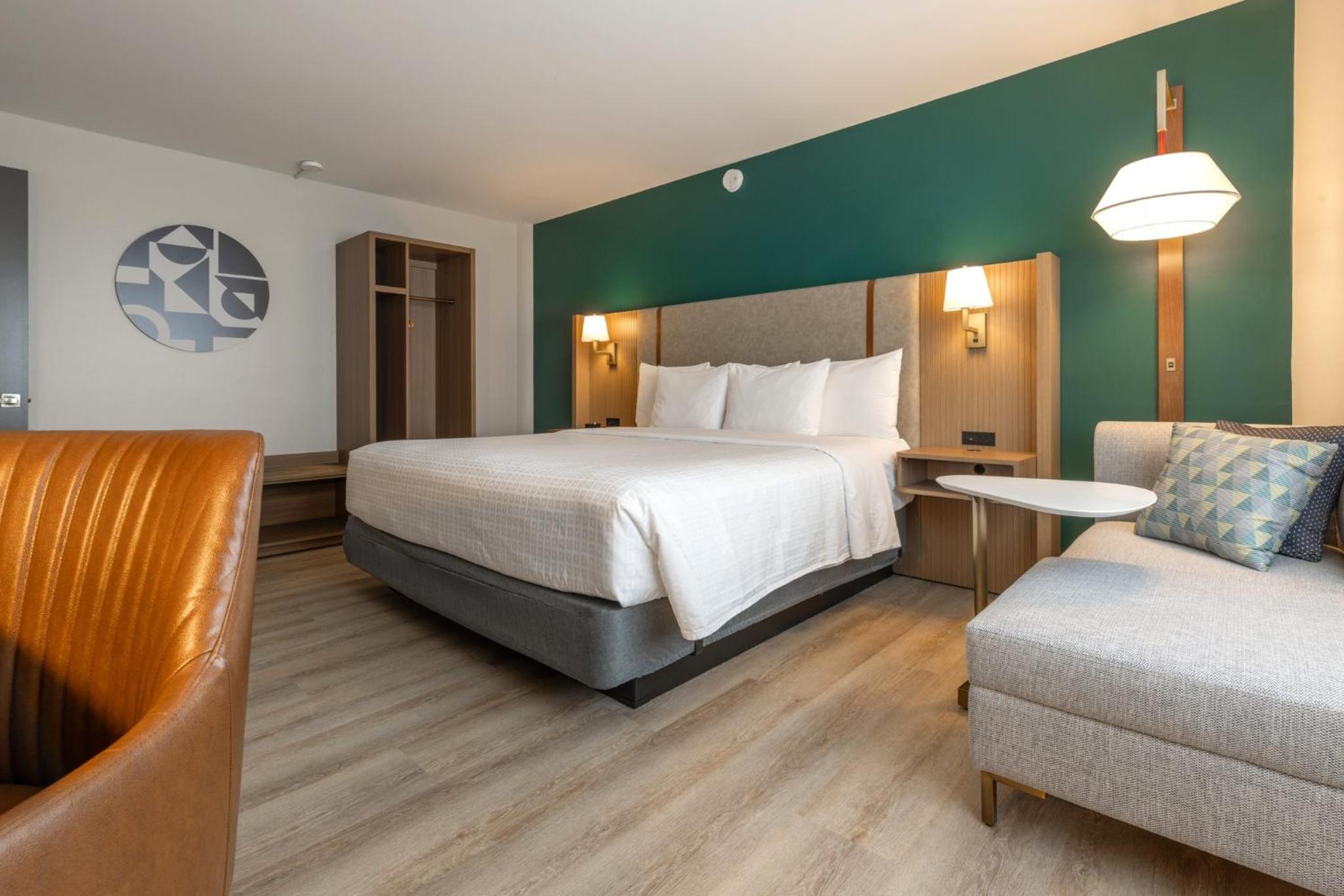 King Bed Suite Feature - Non-Smoking - Photo 1
