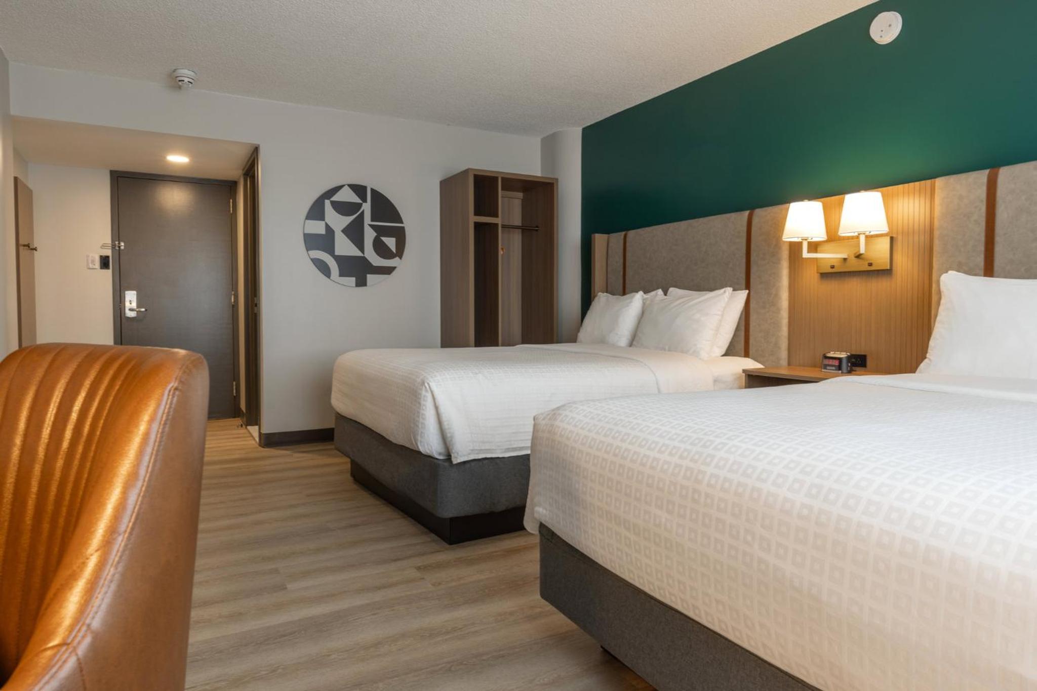 Standard Room with Two Queen Beds - Photo 4