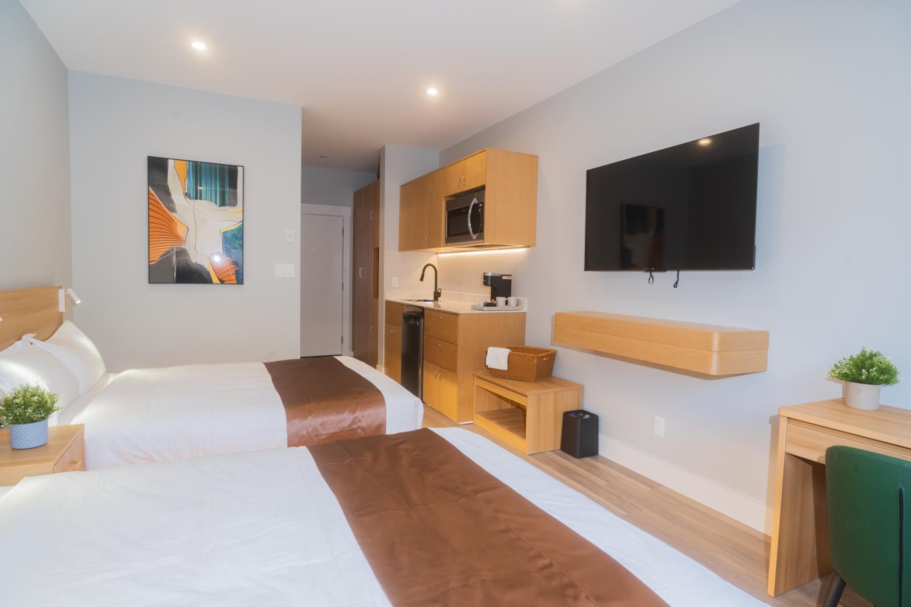 Deluxe Queen Room with Two Queen Beds photo 2