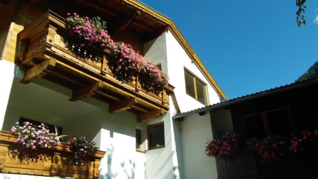Apartment with Balcony photo 3