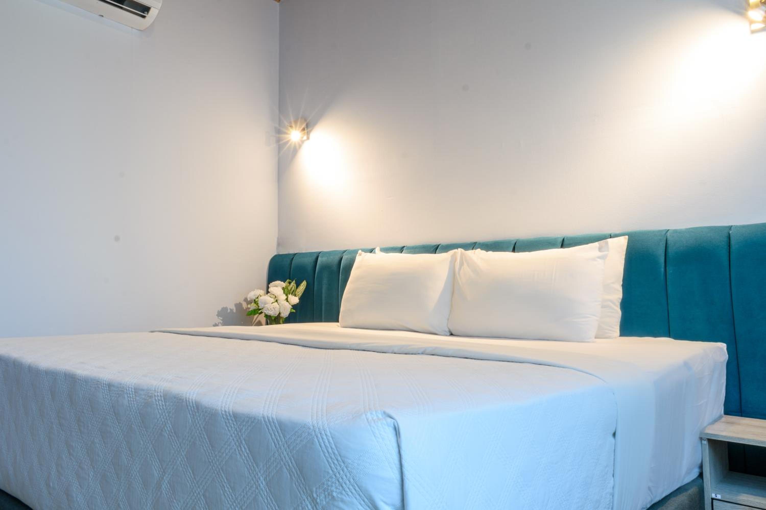 Triple Room with Balcony - Photo 12