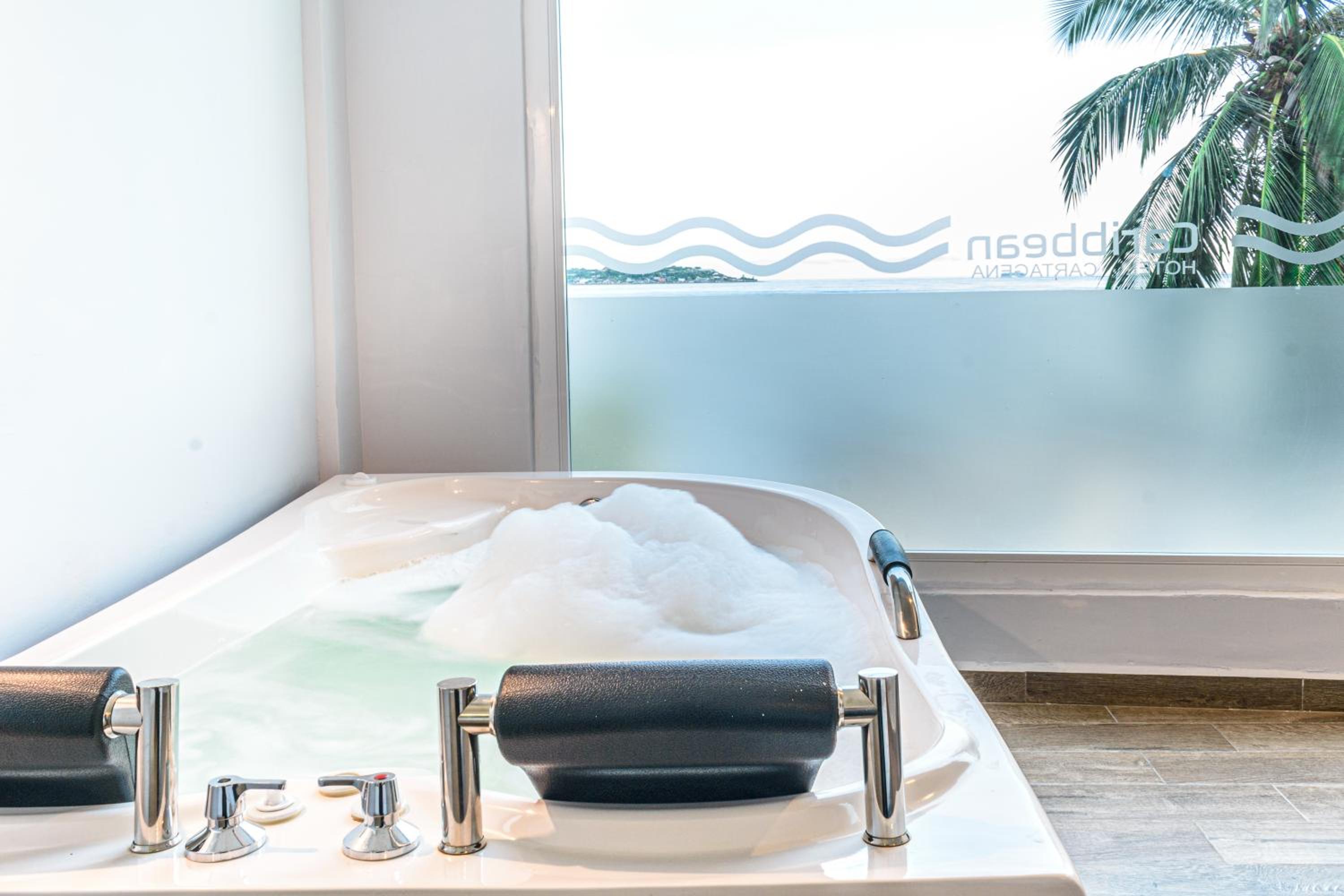 Double Room with Spa Bath - Photo 17