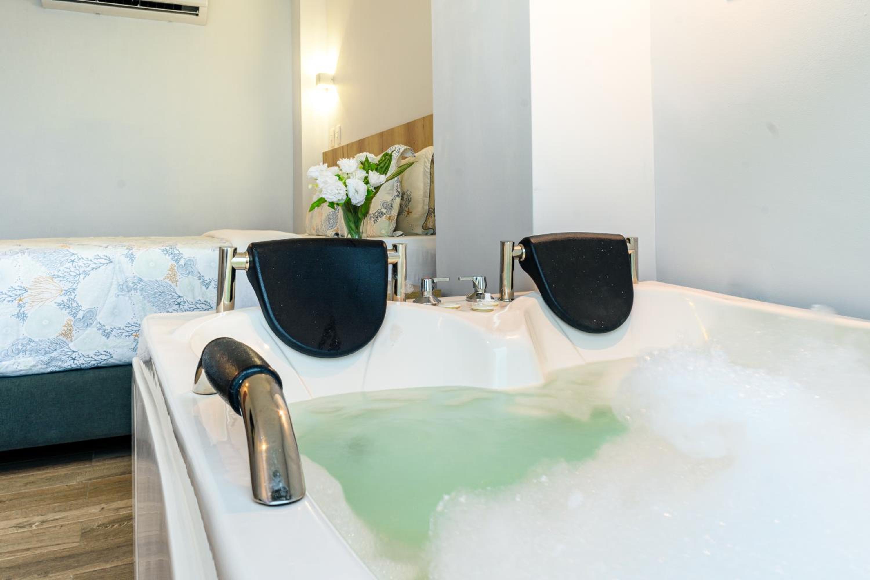 Double Room with Spa Bath - Photo 2