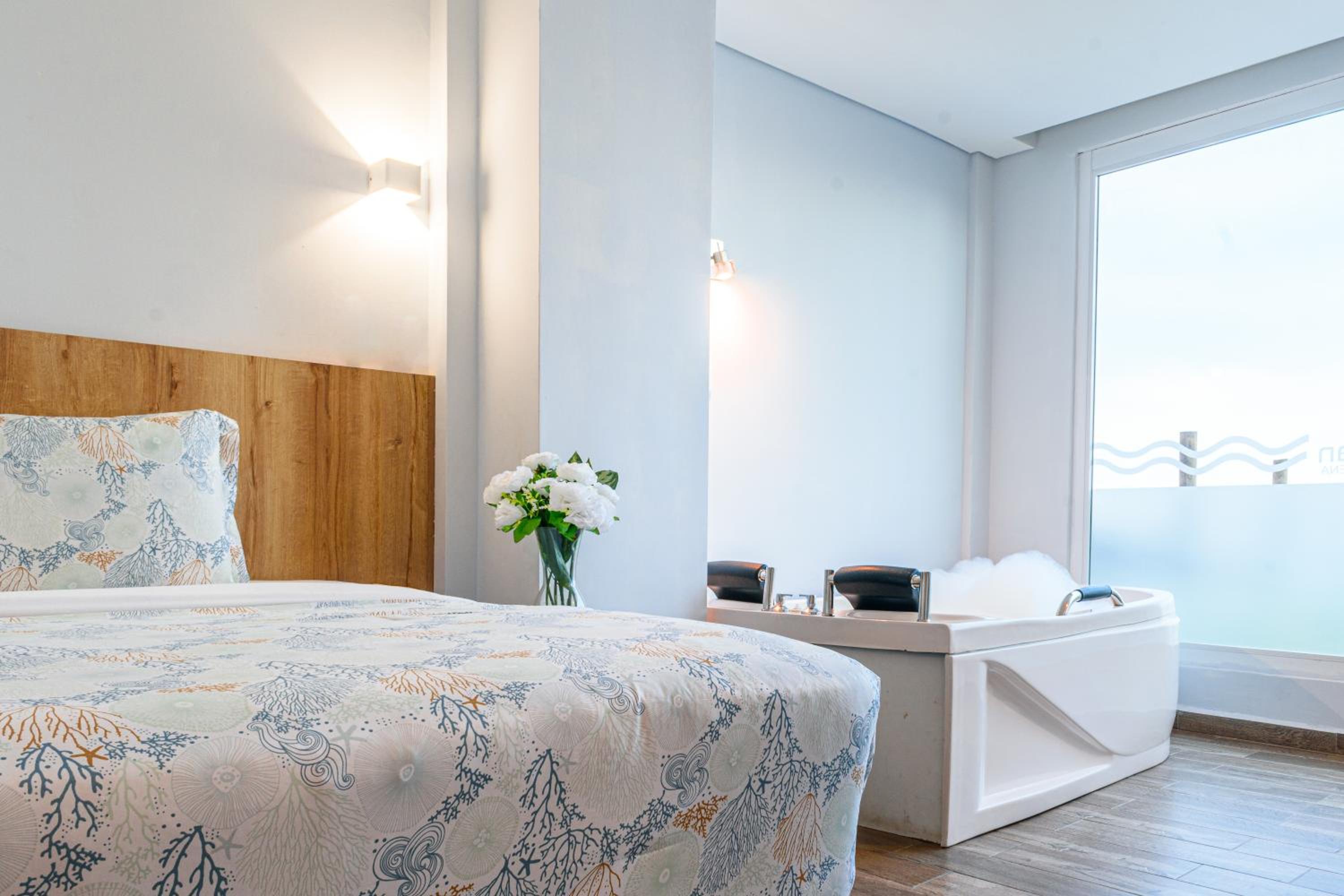 Double Room with Spa Bath - Photo 8