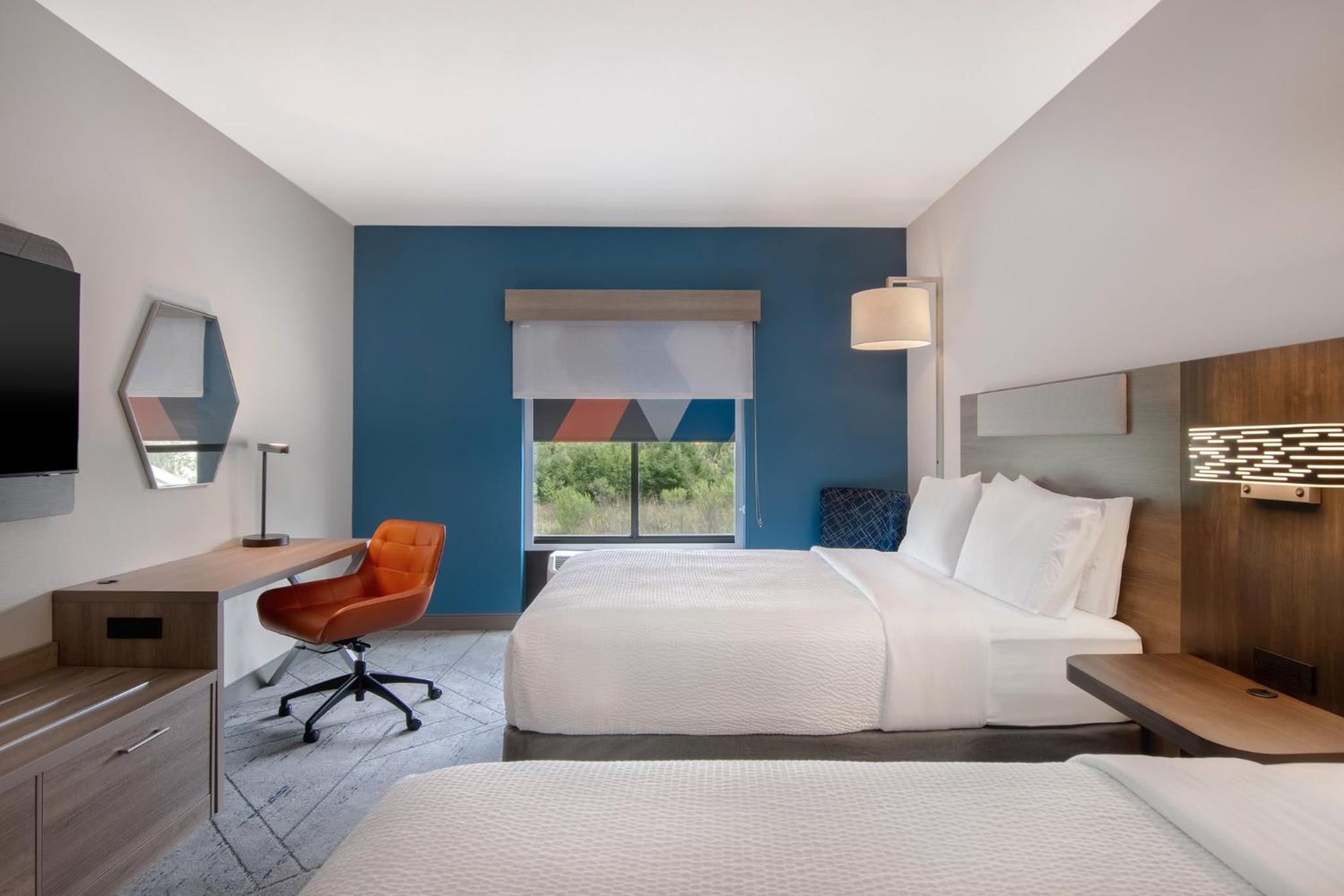 Suite with Two Queen Beds and Mobility Accessible Tub - Non-Smoking - Photo 3