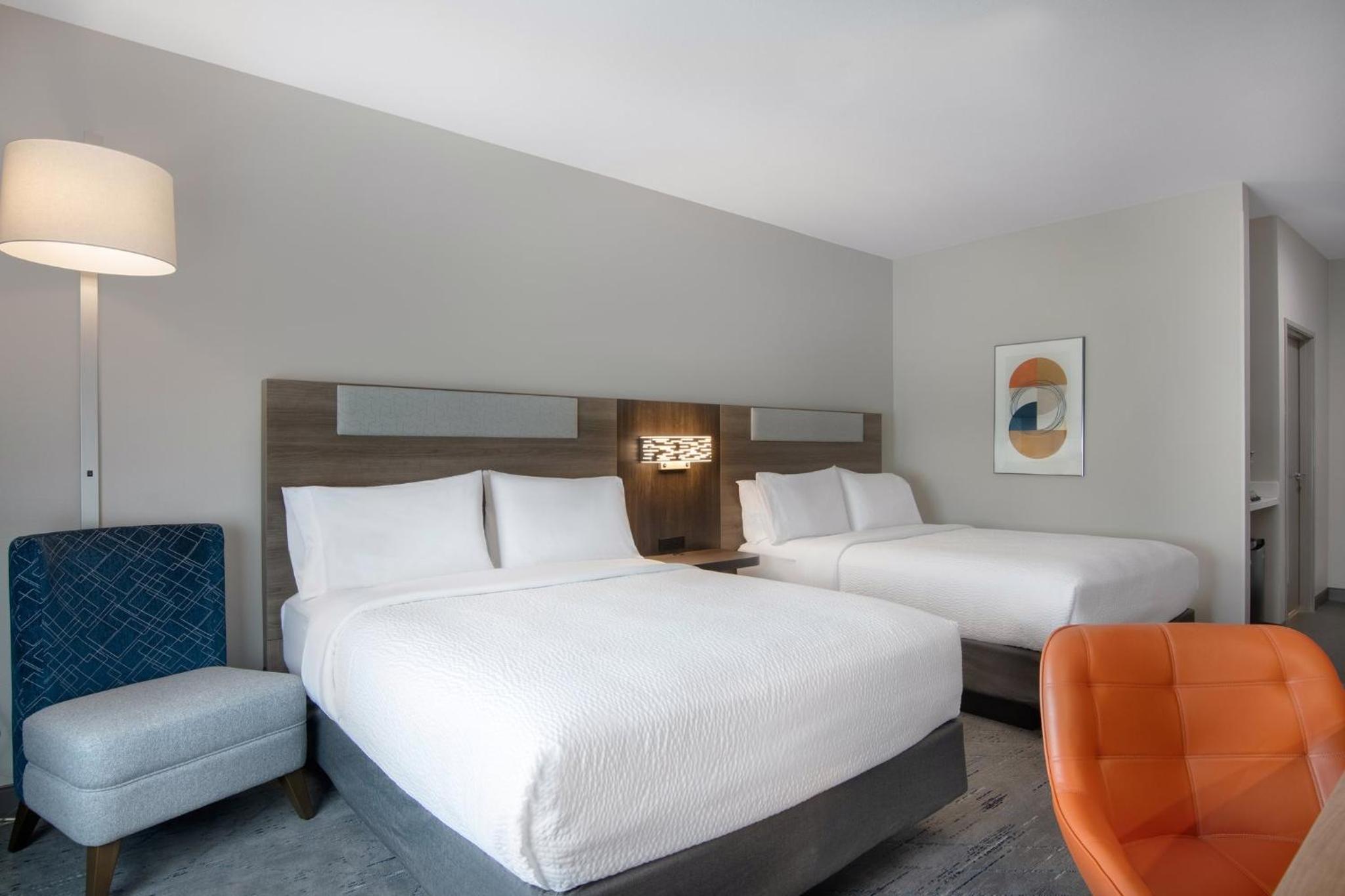 Suite with Two Queen Beds and Mobility Accessible Tub - Non-Smoking - Photo 7