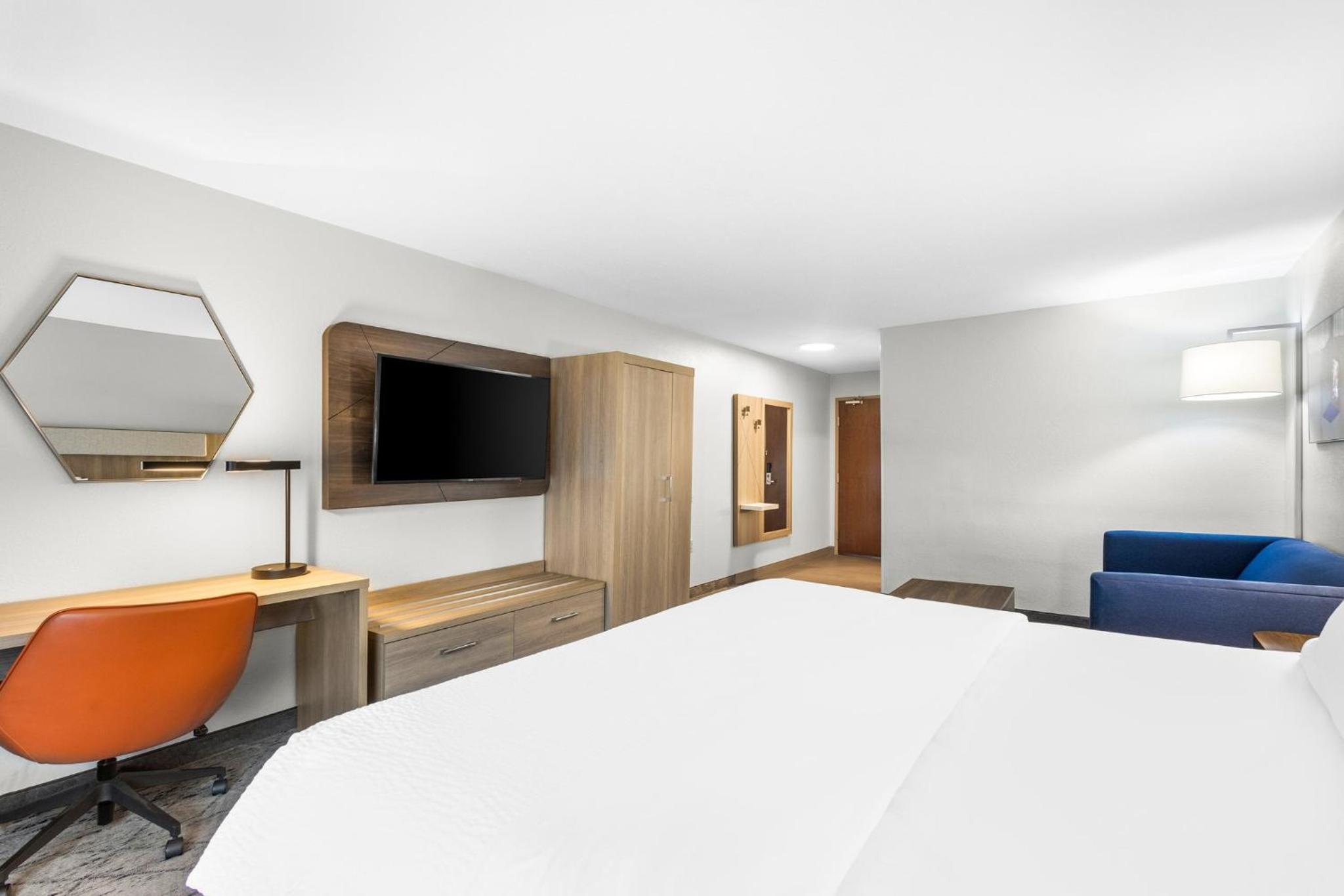 Standard King Room with Sofa Bed - Photo 1