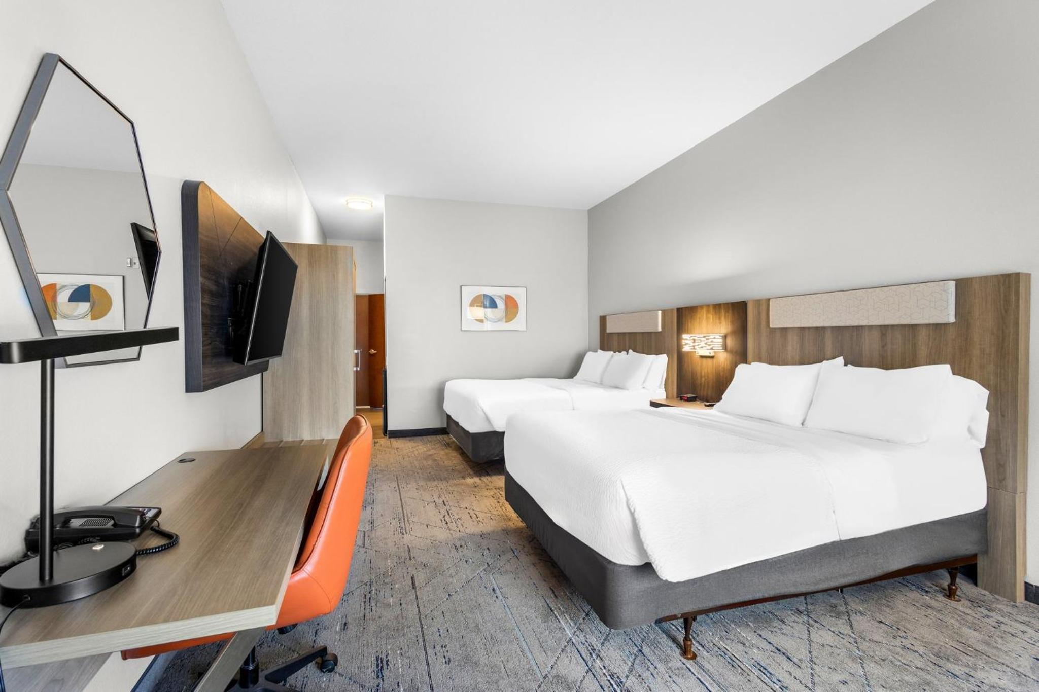 Queen Room with Two Queen Beds - Mobility Access Tub/Non-Smoking - Photo 2